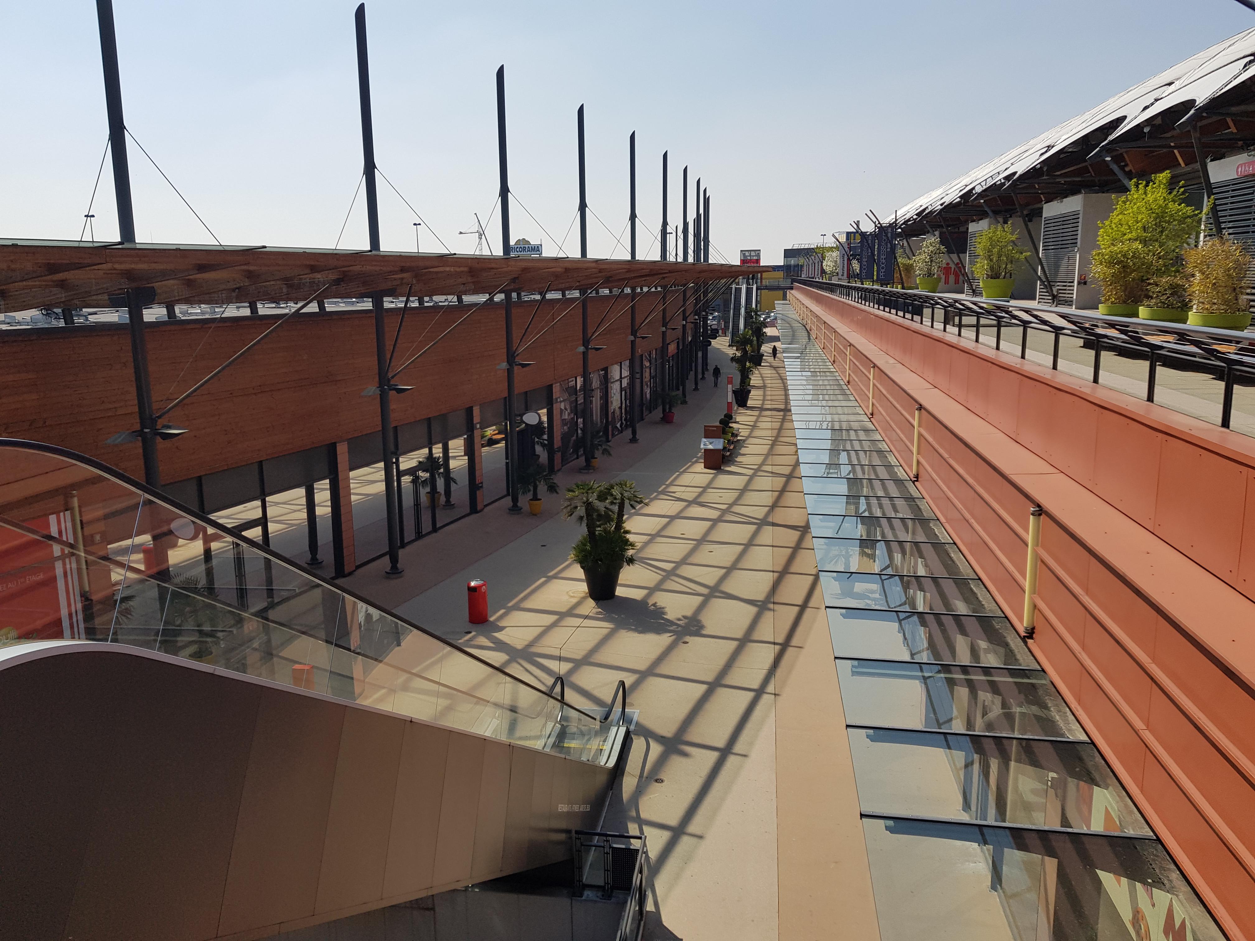 Les Armoiries Shopping, BrysurMarne, France. r/deadmalls