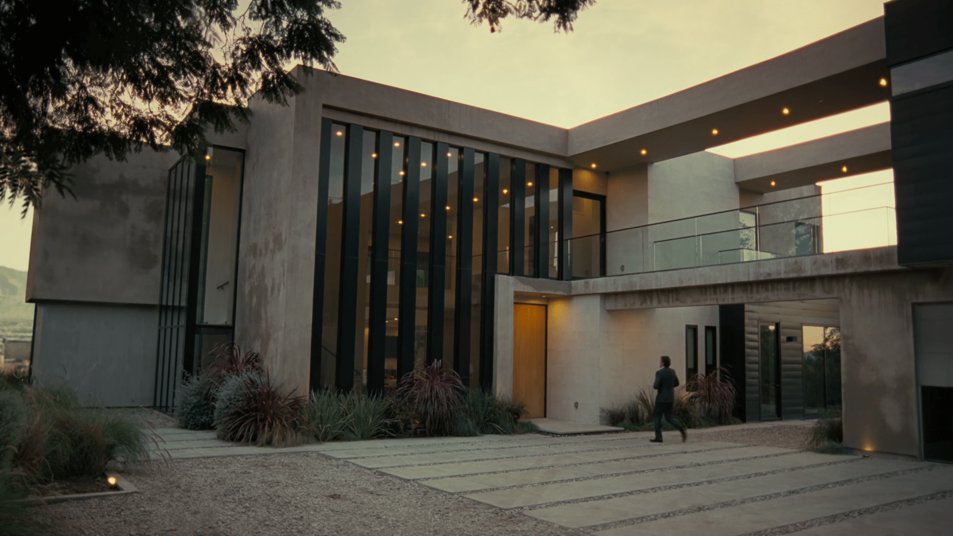 S04E01 Anyone recognise the filming location for this house? r