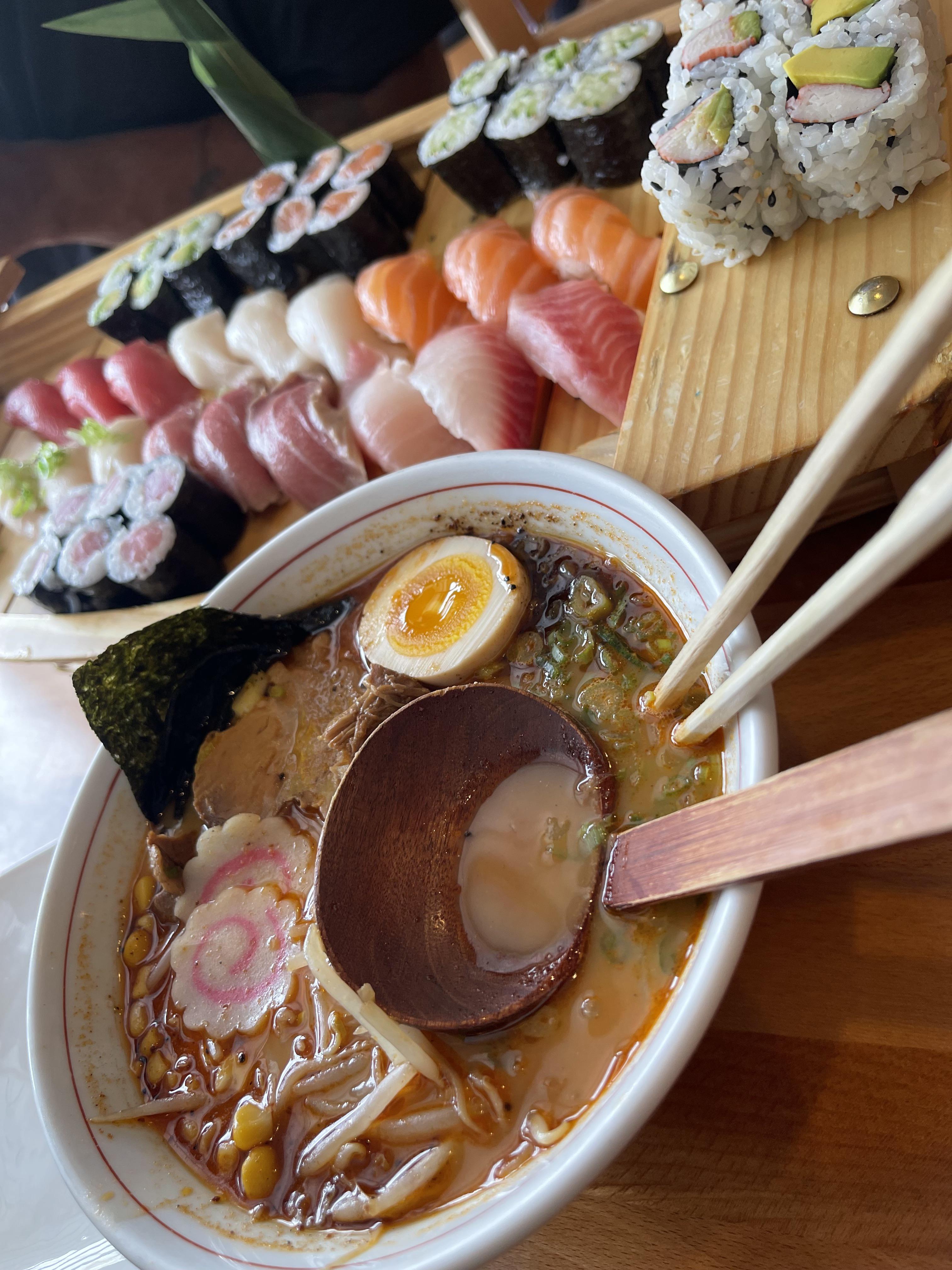 [I ate] Tonkotsu ramen and a big sushi boat r/food