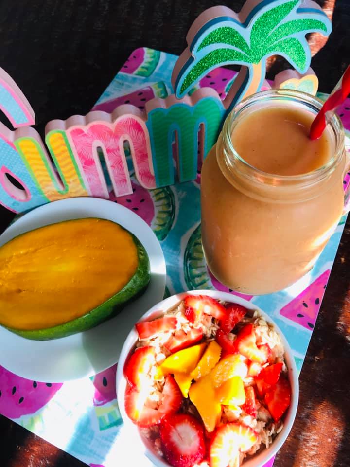 StrawberryMango Smoothie and a bowl of Oats (topped with fresh mango