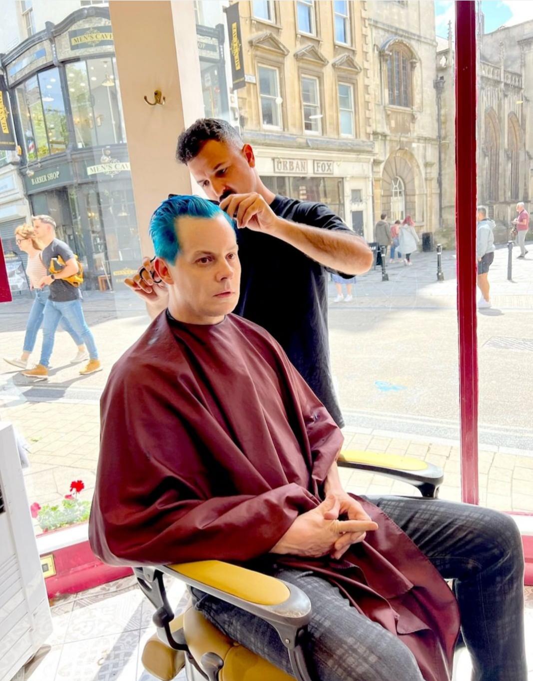 Jack White getting a haircut in Bristol. r/jackwhite
