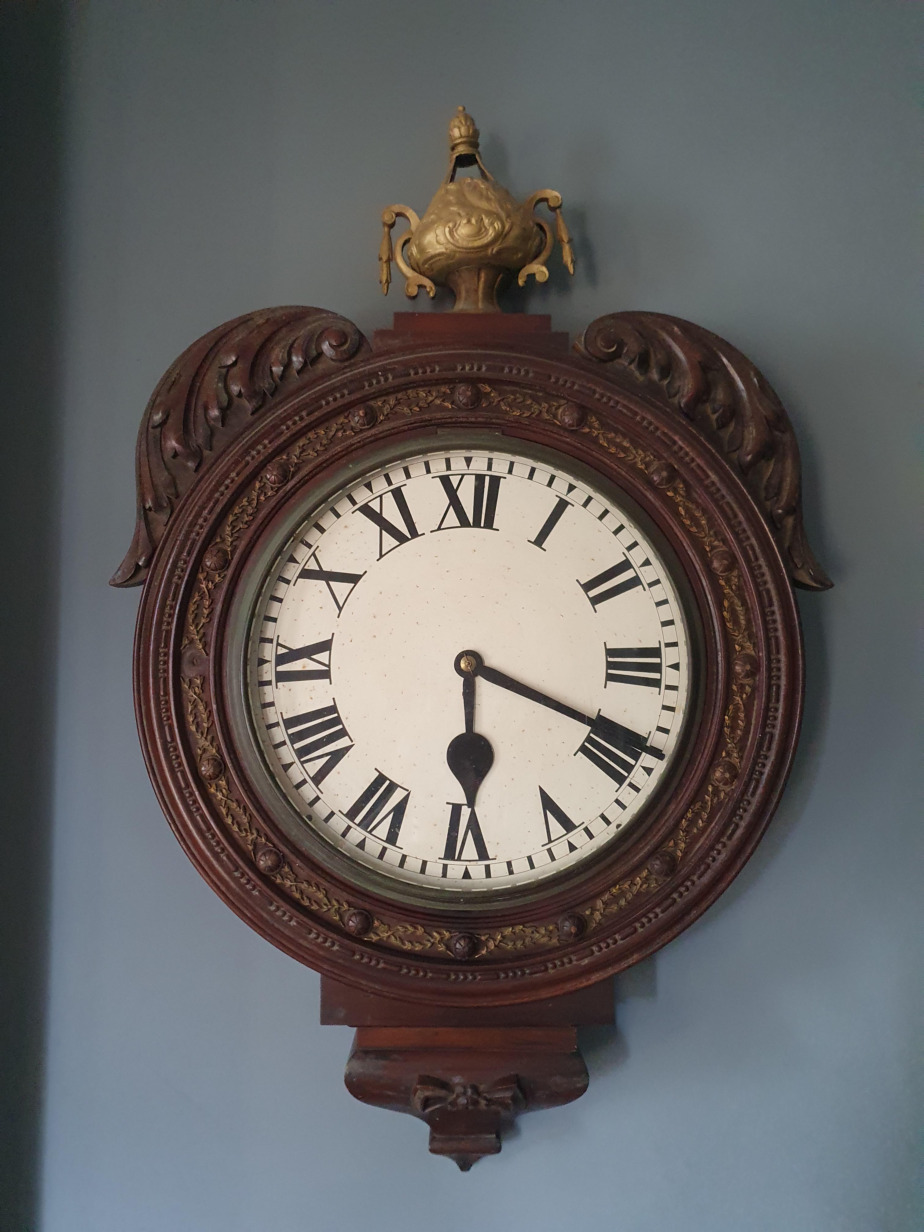 Vintage Bulova wall clock. Need help with battery! clocks