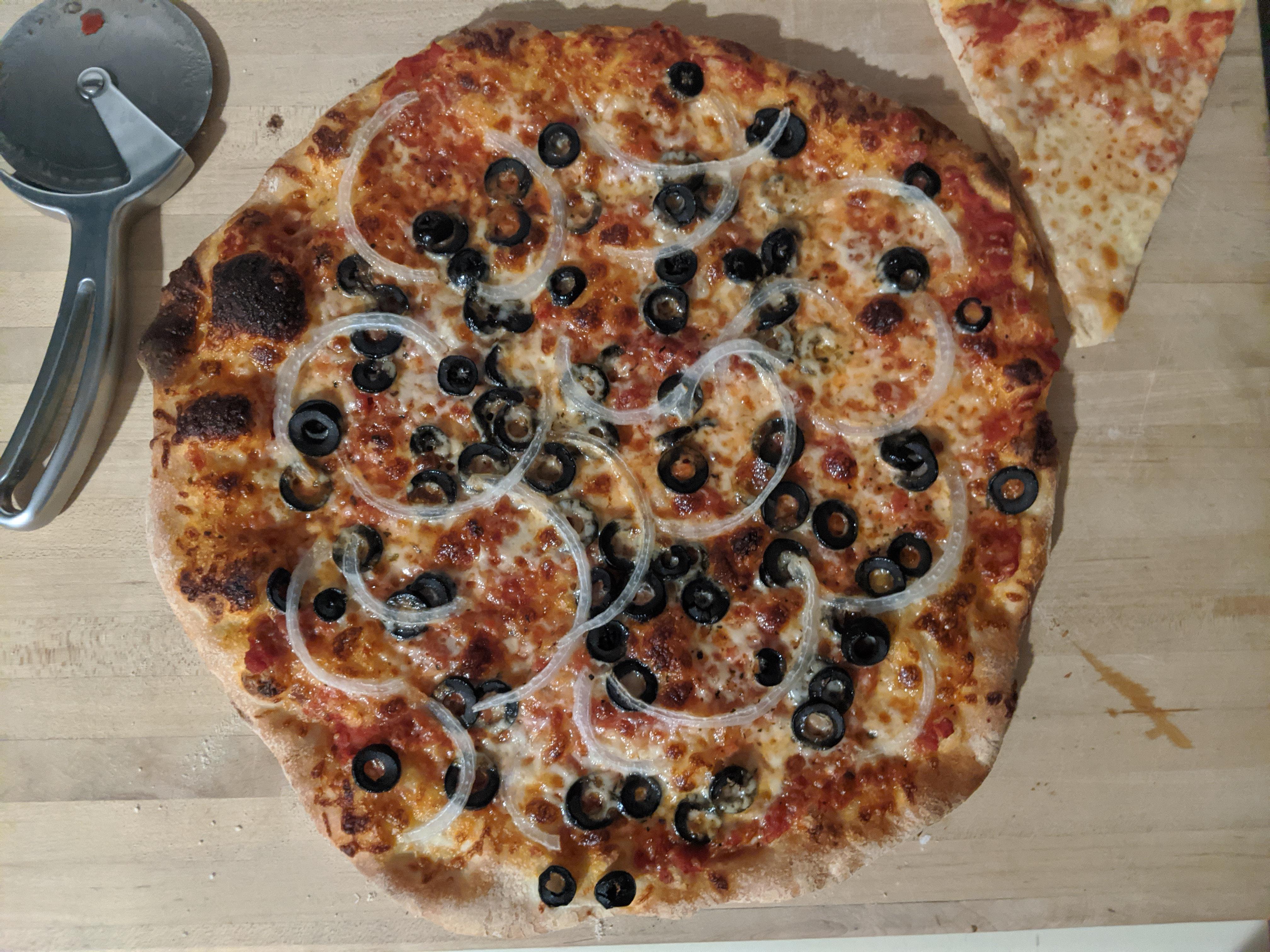 Black Olive and Sweet Onion Pizza r/Pizza