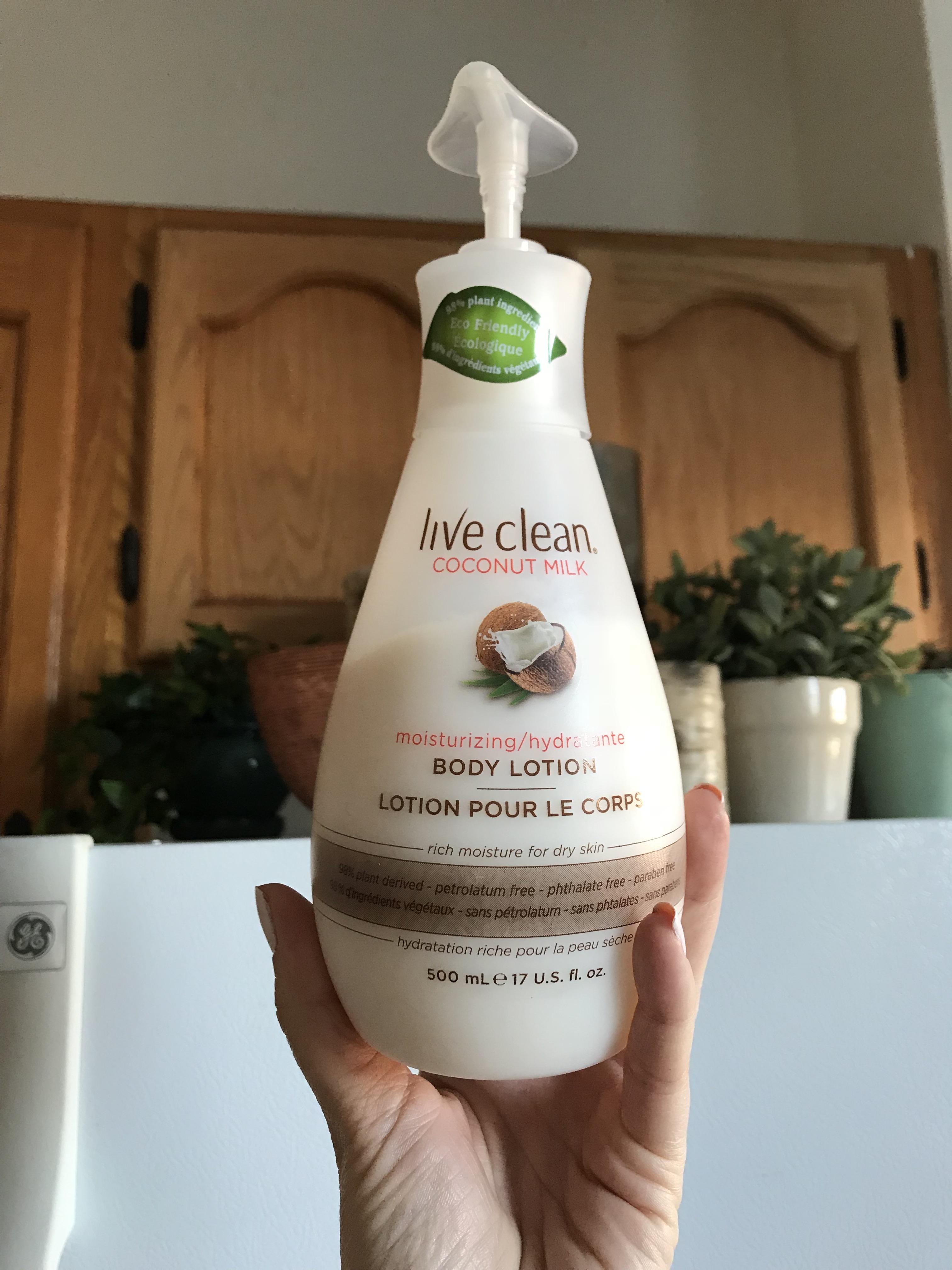 Vegan & cruelty free body lotion made of 98 plant ingredients (light