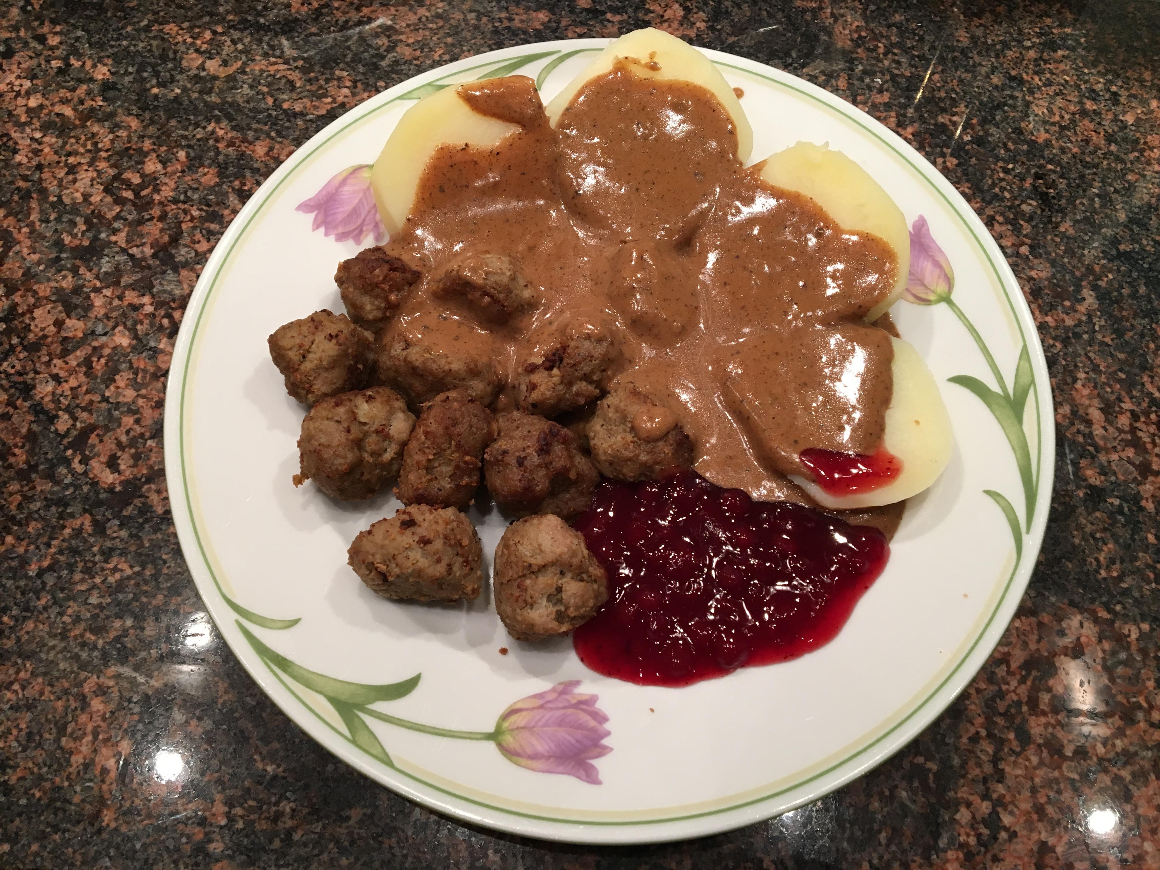 [Homemade] Swedish Meatballs with brown sauce and lingonberry jam r/food