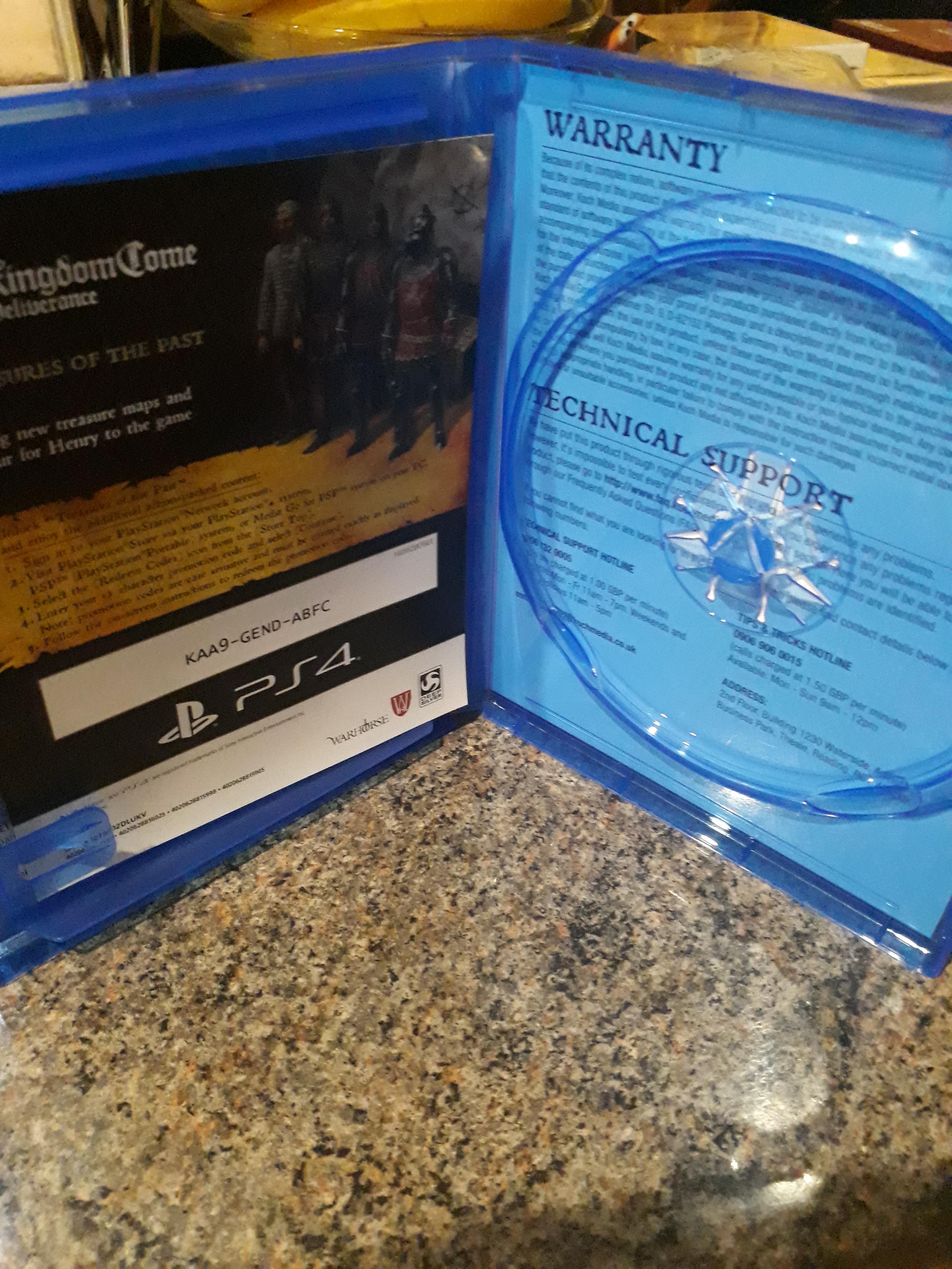 This game case has the manual inside of it r/mildlyinteresting