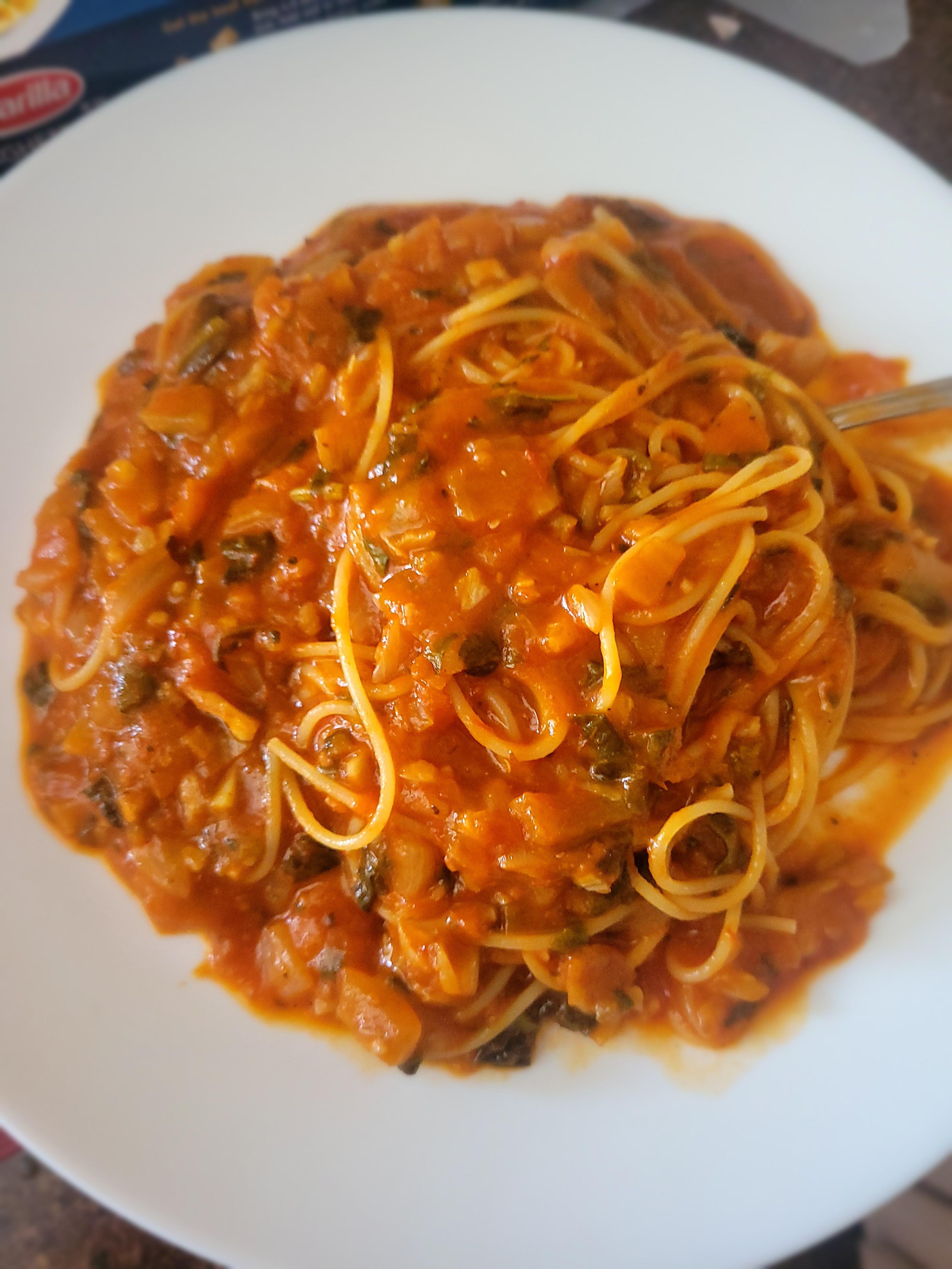 [homemade] Pasta with crushed tomatoes, garlic, onion, basil and