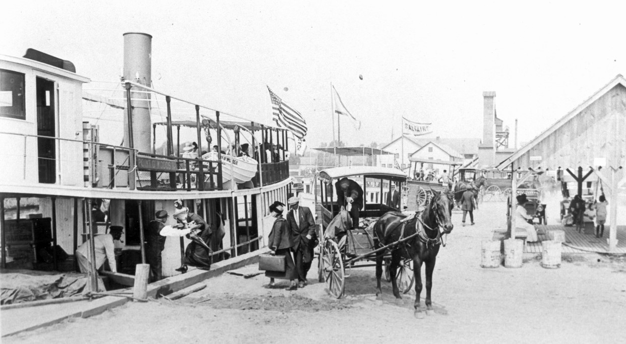 Maple Ave Ferry Dock, Bay Shore, NY circa 1915 r/longisland