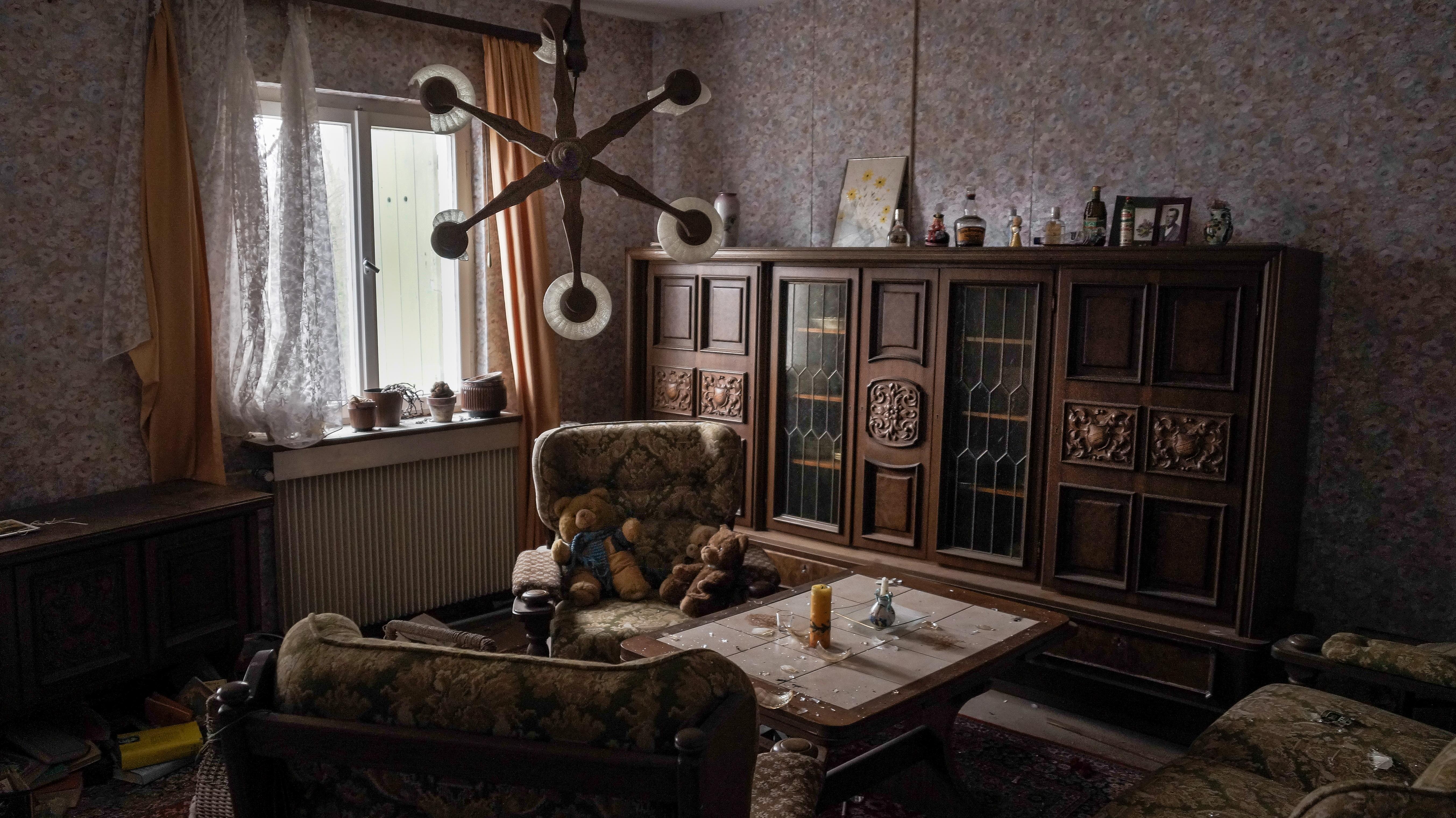 Fully furnished abandoned home [5413x3040] [OC] AbandonedPorn