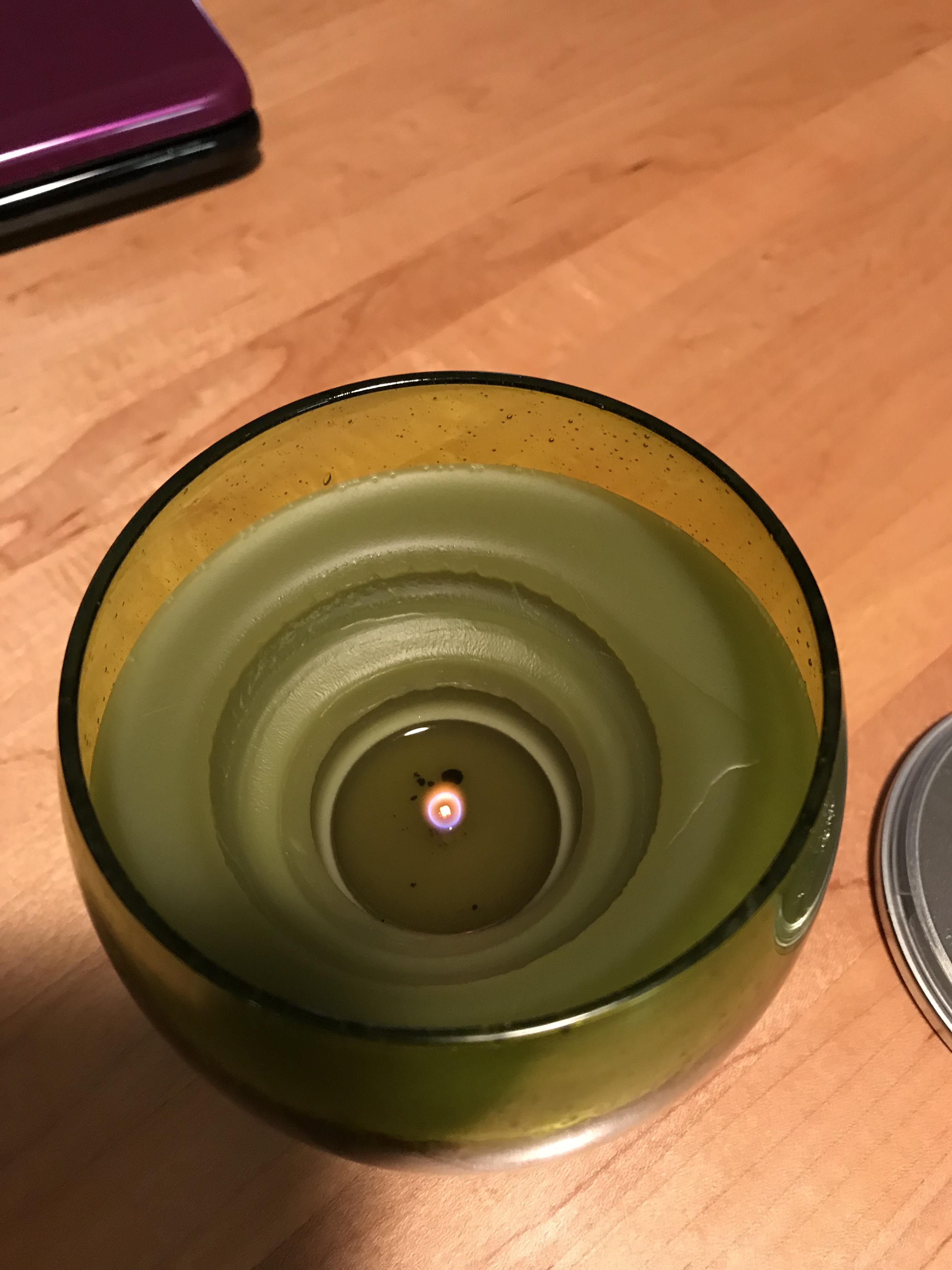 This candle doesn’t melt all the wax r/CrappyDesign