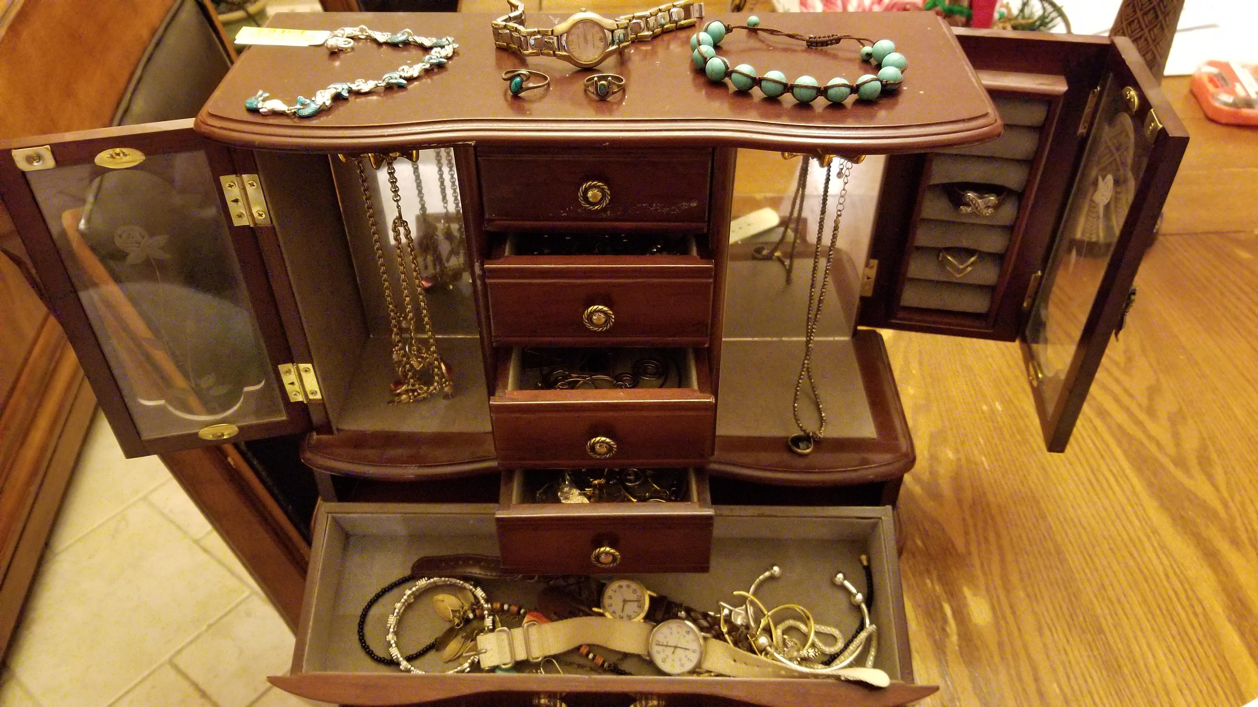 First jewelry box I've found. Including 2 SILVER rings!! r/DumpsterDiving