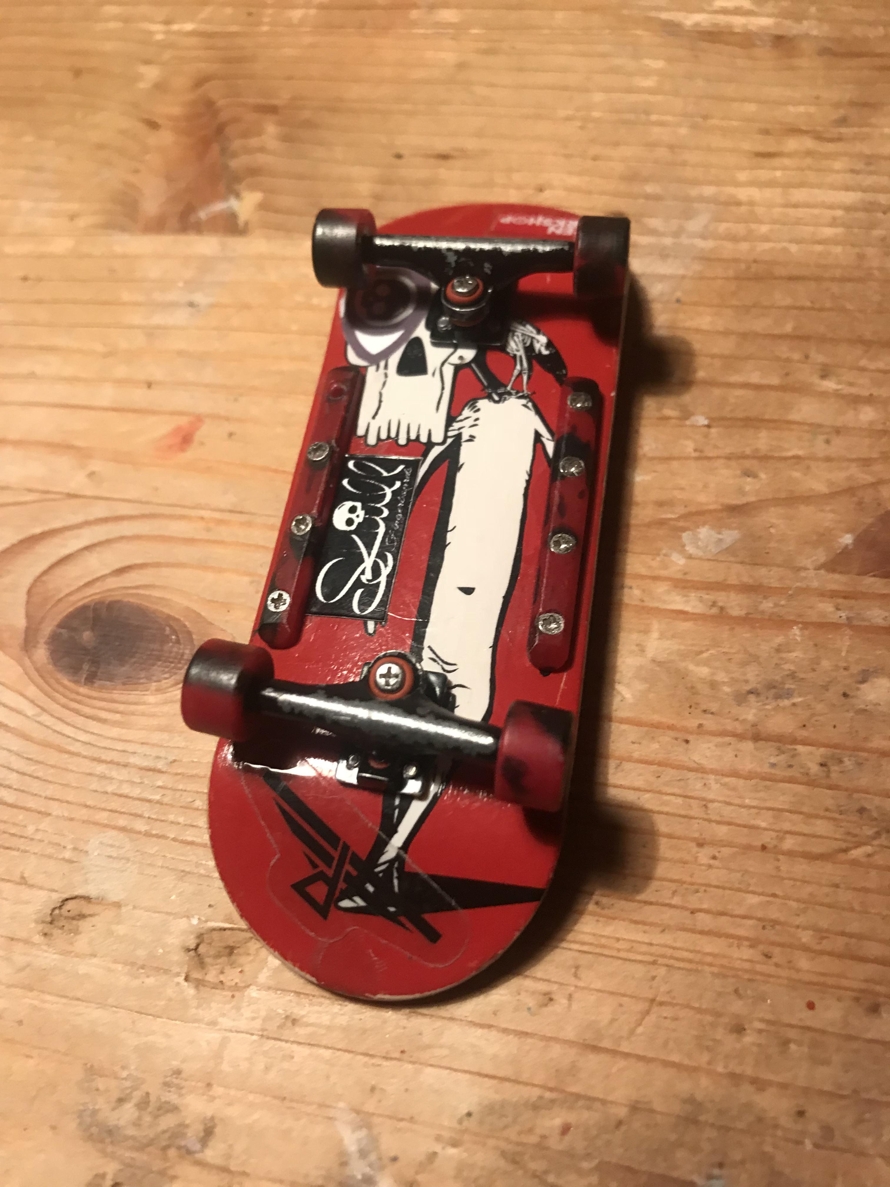 here’s my fingerboard with a 34mm skull deck elastico bowl wheels