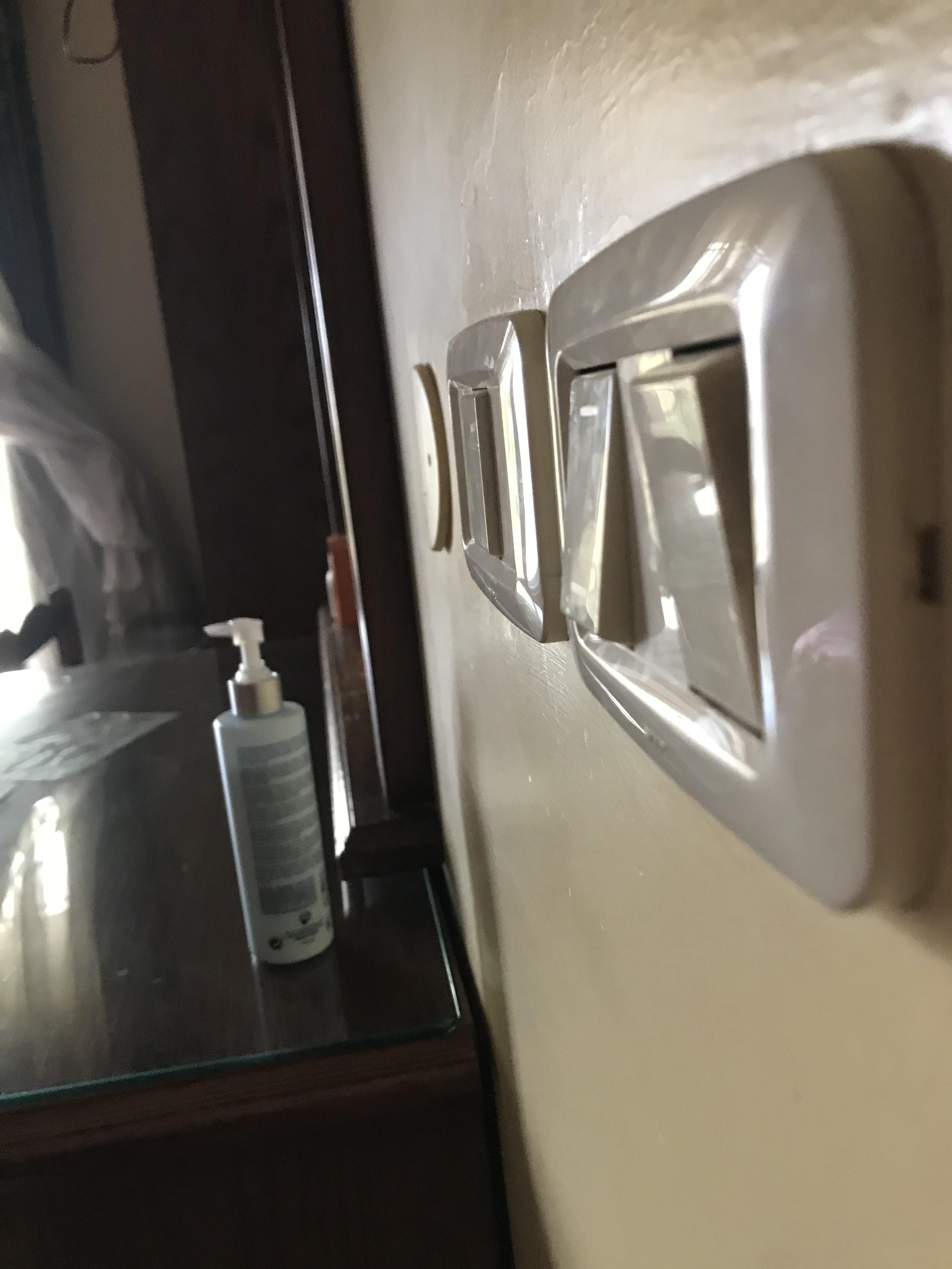 Yes every light switch is off r/mildlyinfuriating