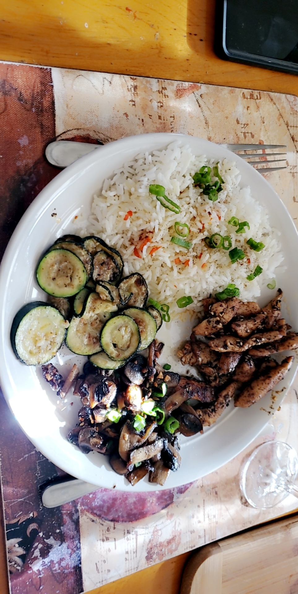 [homemade] Asia/Greek styles halal chicken with Thai rice! some garlic