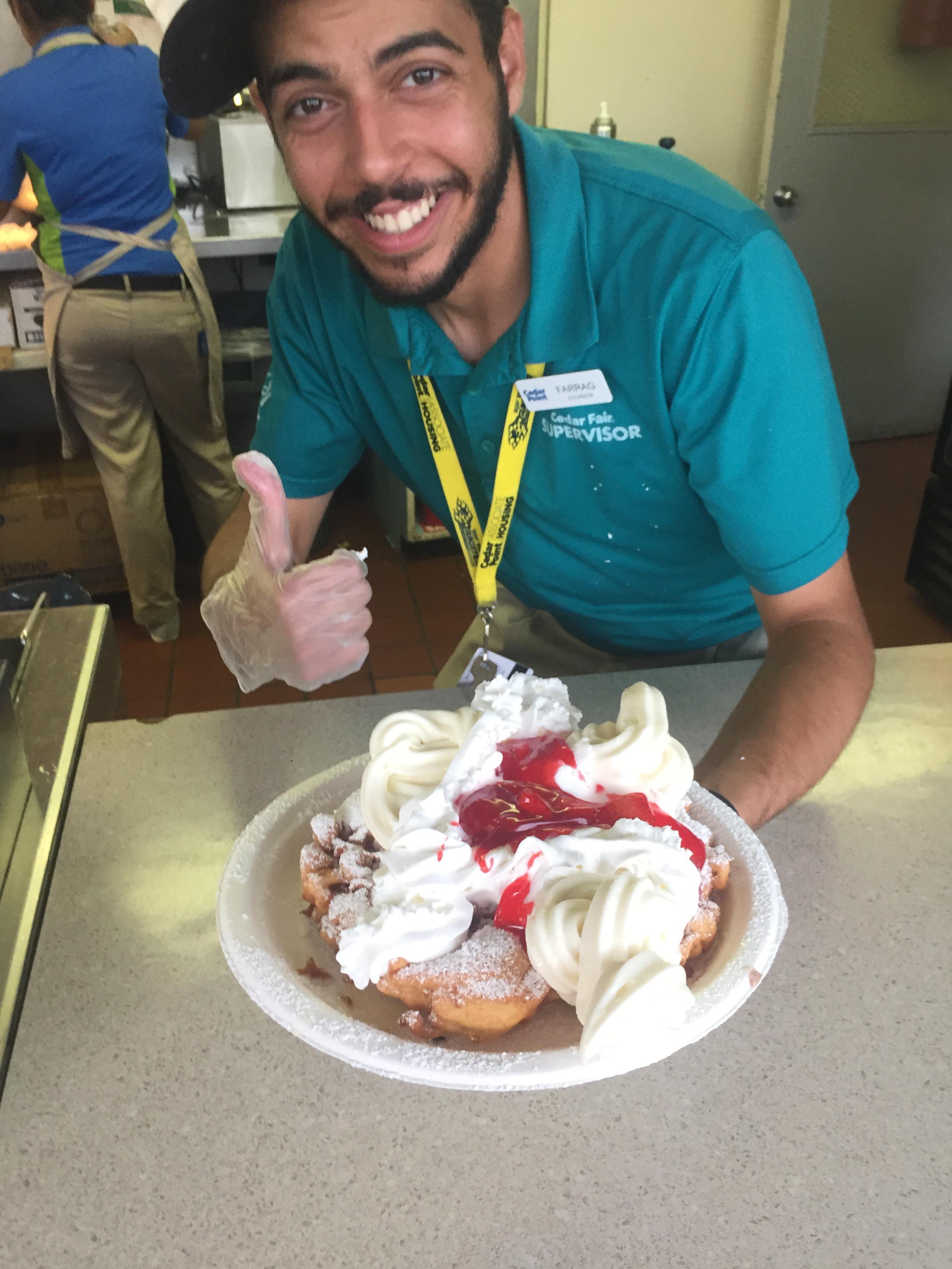 Photogenic funnel cake guy r/cedarpoint