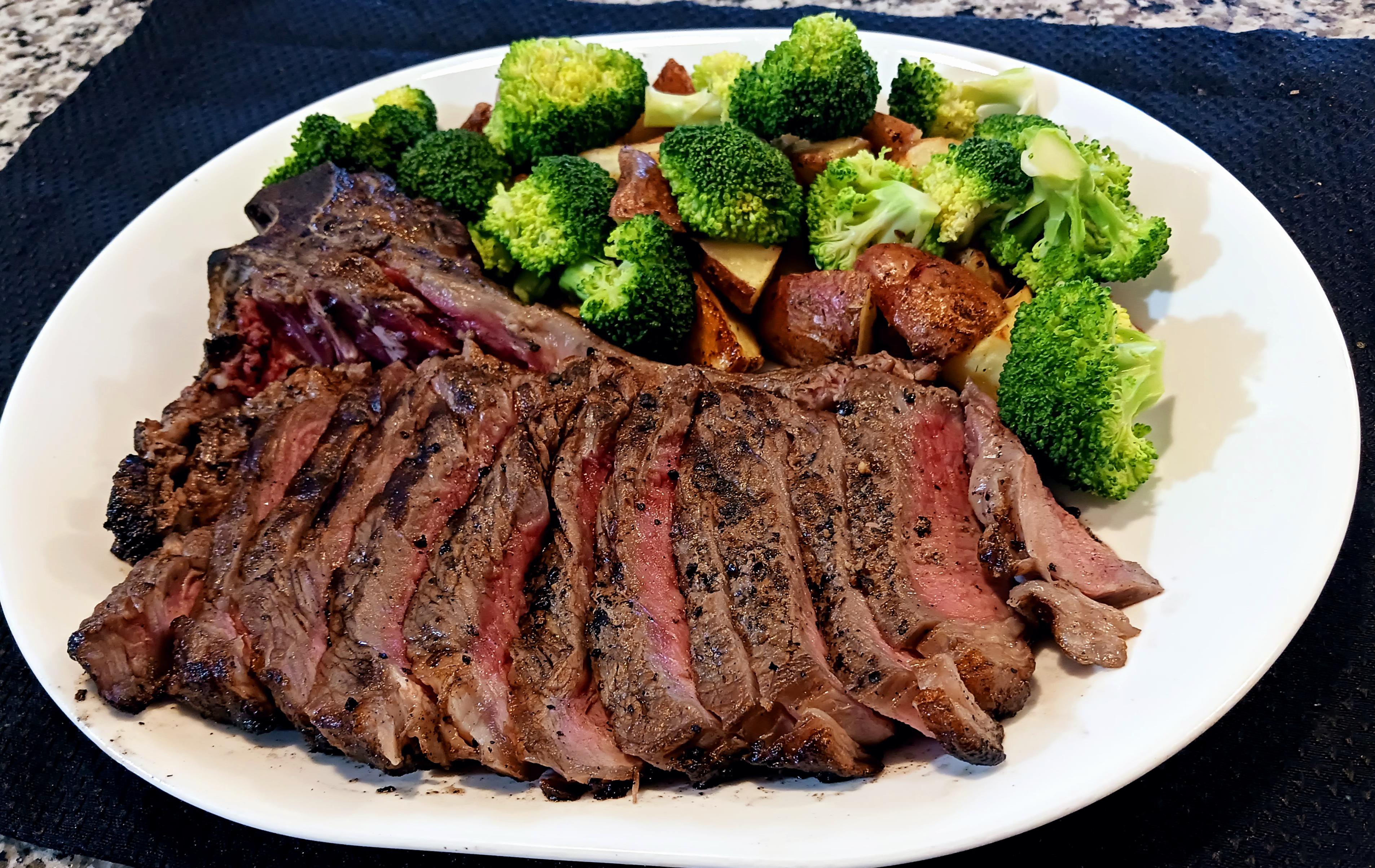 [Pro/Chef] Stripes steak with broccoli and Roasted potatoes r/food