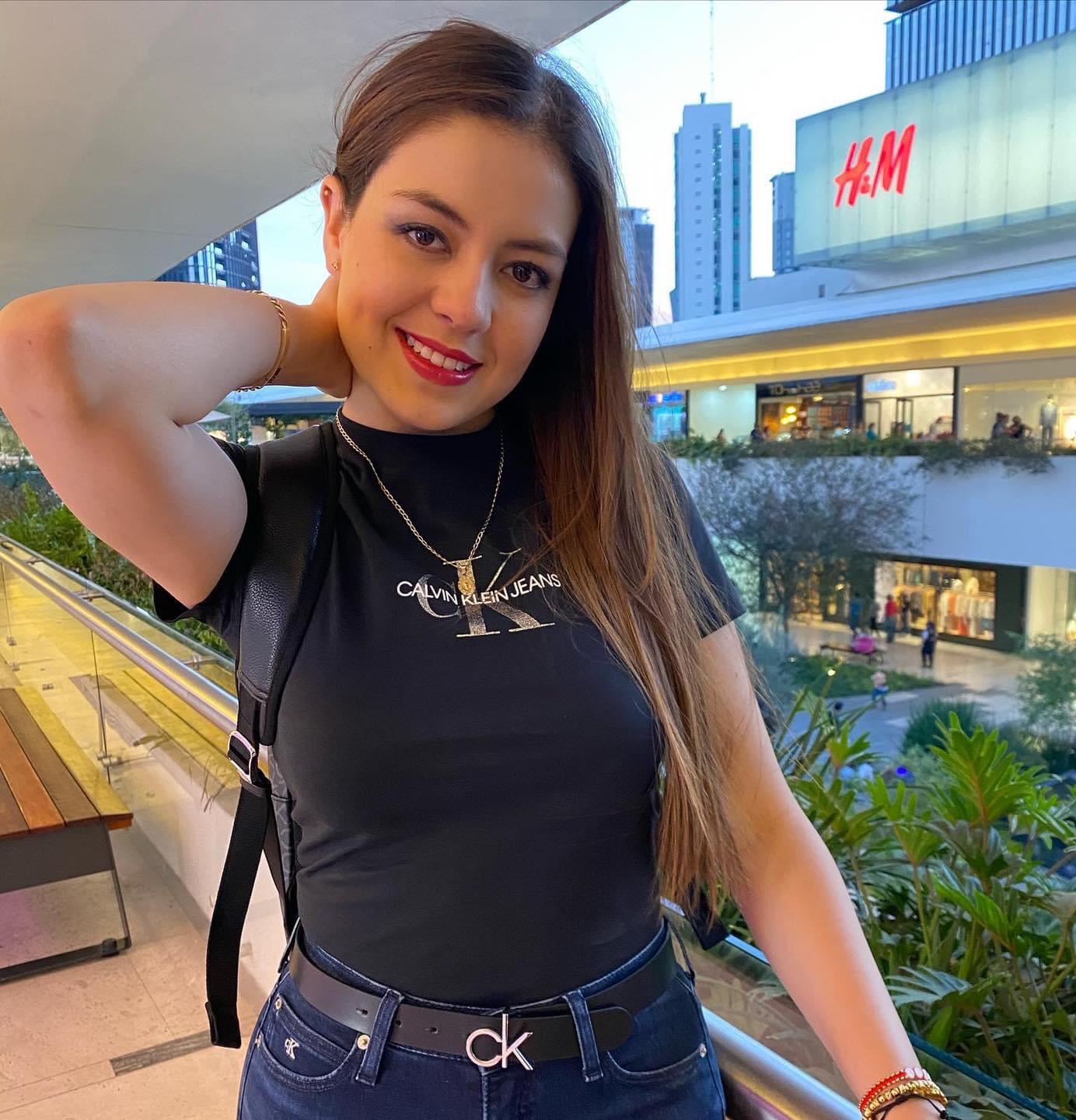 Lovely Janeth Valenzuela : 2busty2hide