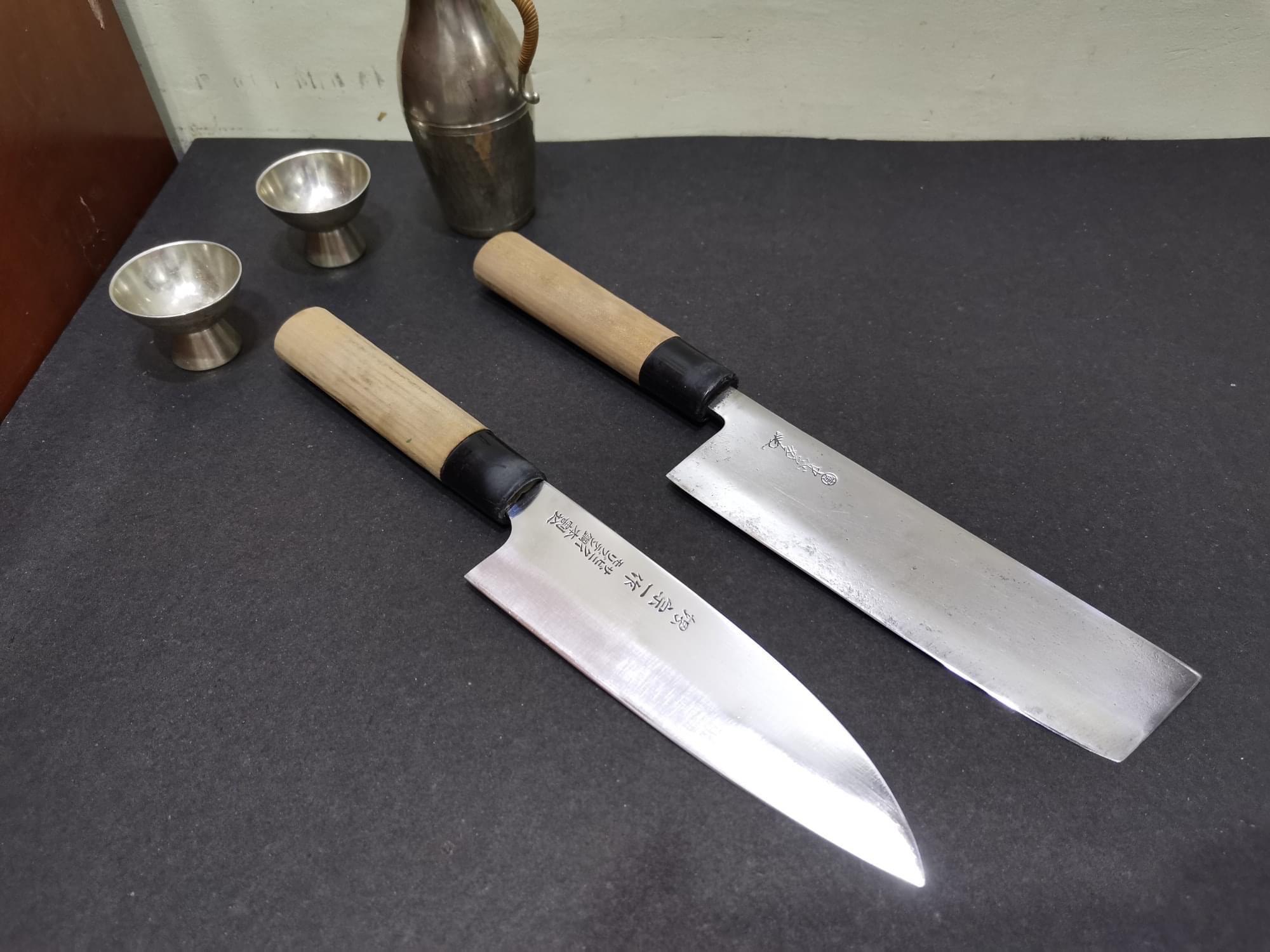[Japanese > English] Can anyone translate written on the knives? Thank