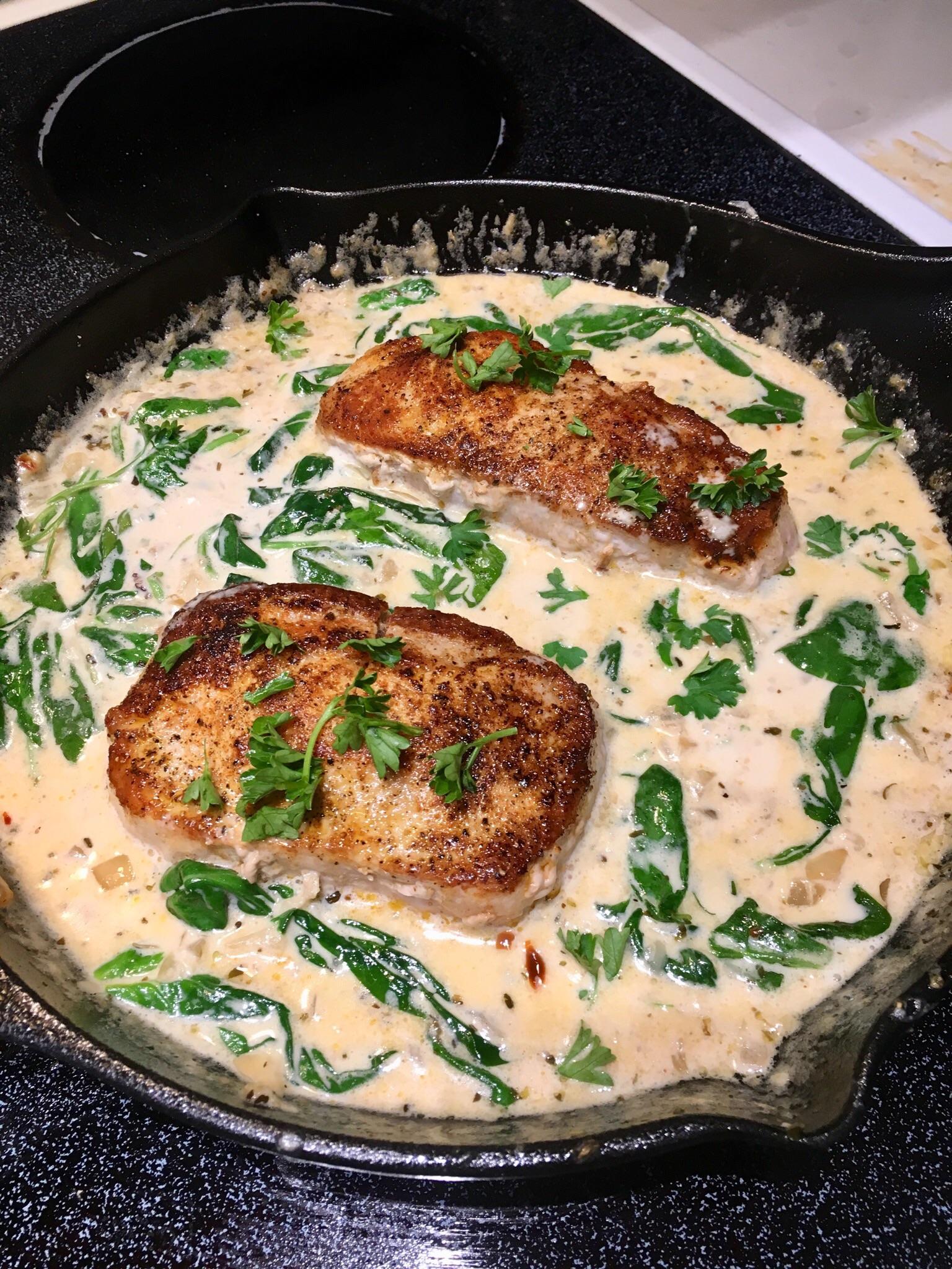 Pork chops in creamy garlic spinach sauce r/FoodPorn
