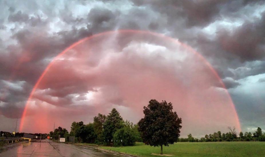 🔥 Rare Red rainbow in Lansing r/NatureIsFuckingLit