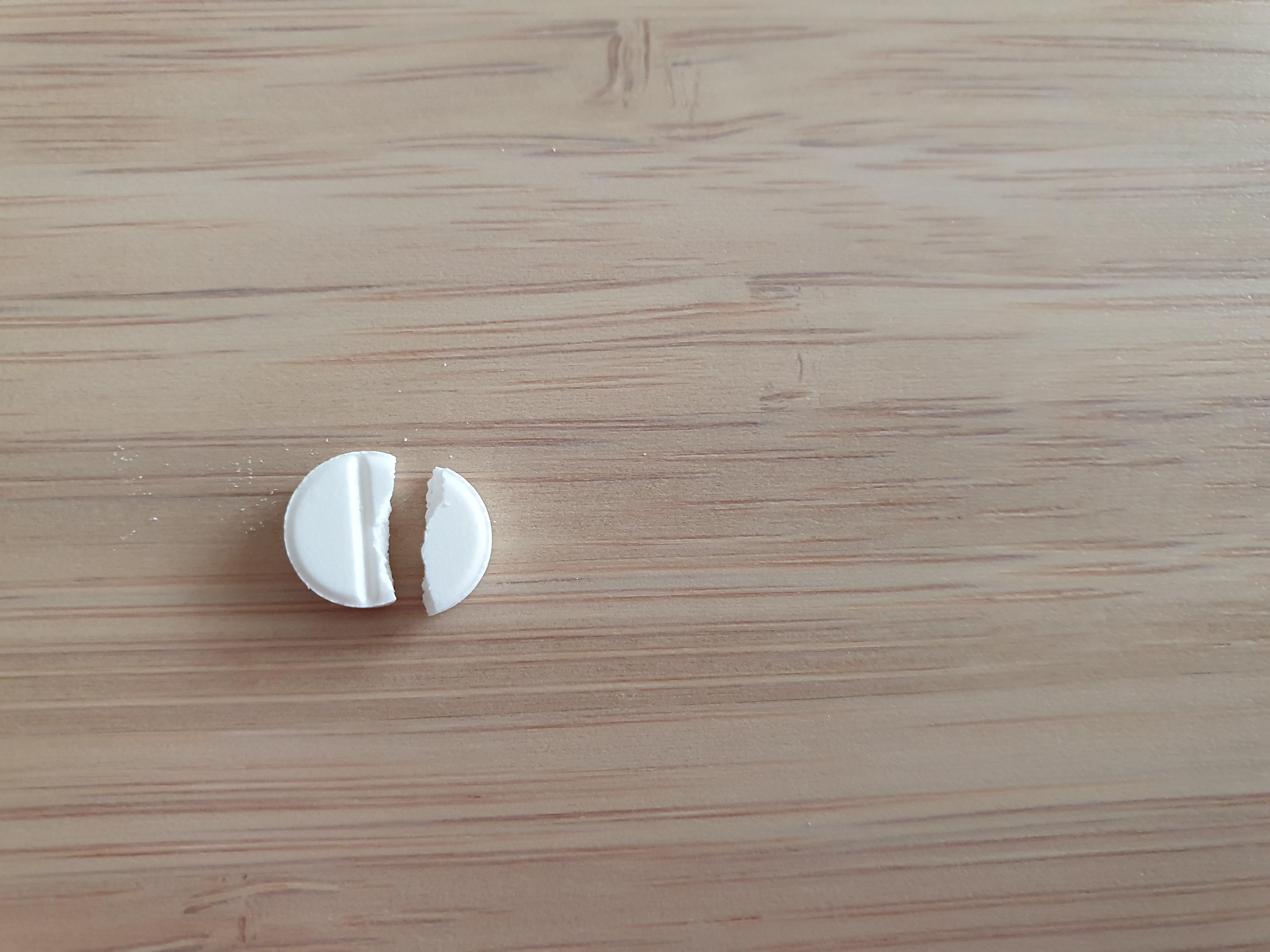 I wanted half a tablet, score line was useless : r/mildlyinfuriating