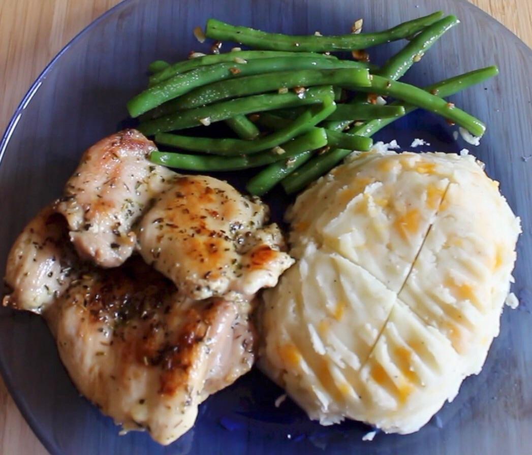 [Homemade] herbcrusted chicken thighs with cheesy mashed potatoes and