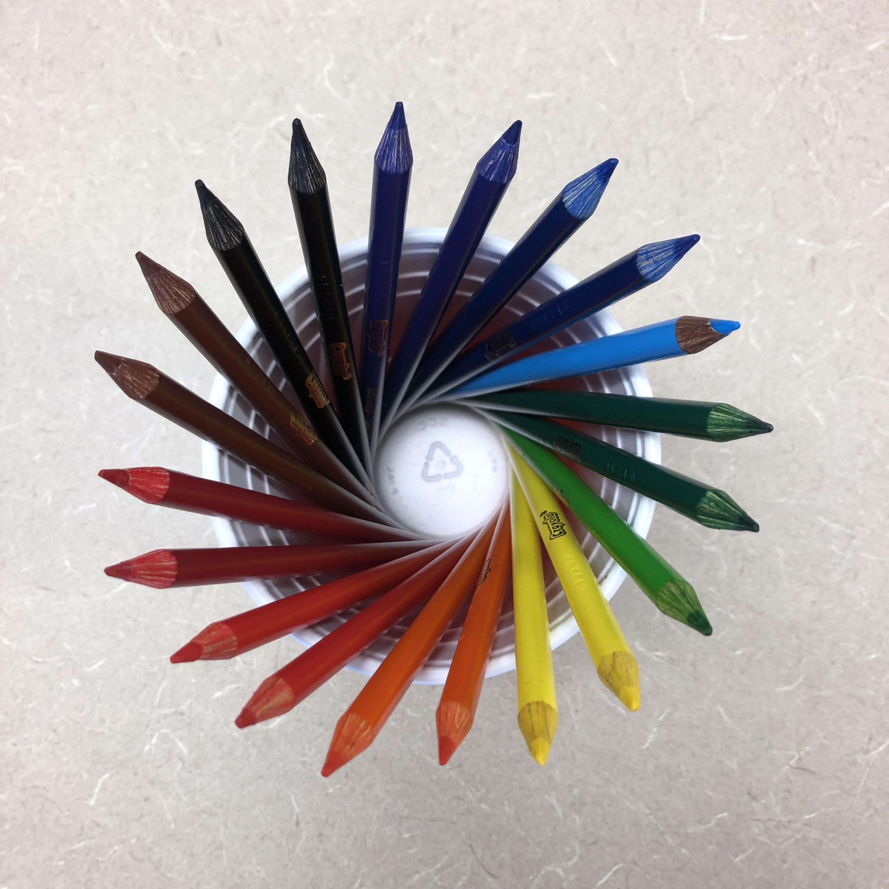 The way these colored pencils are arranged r/oddlysatisfying