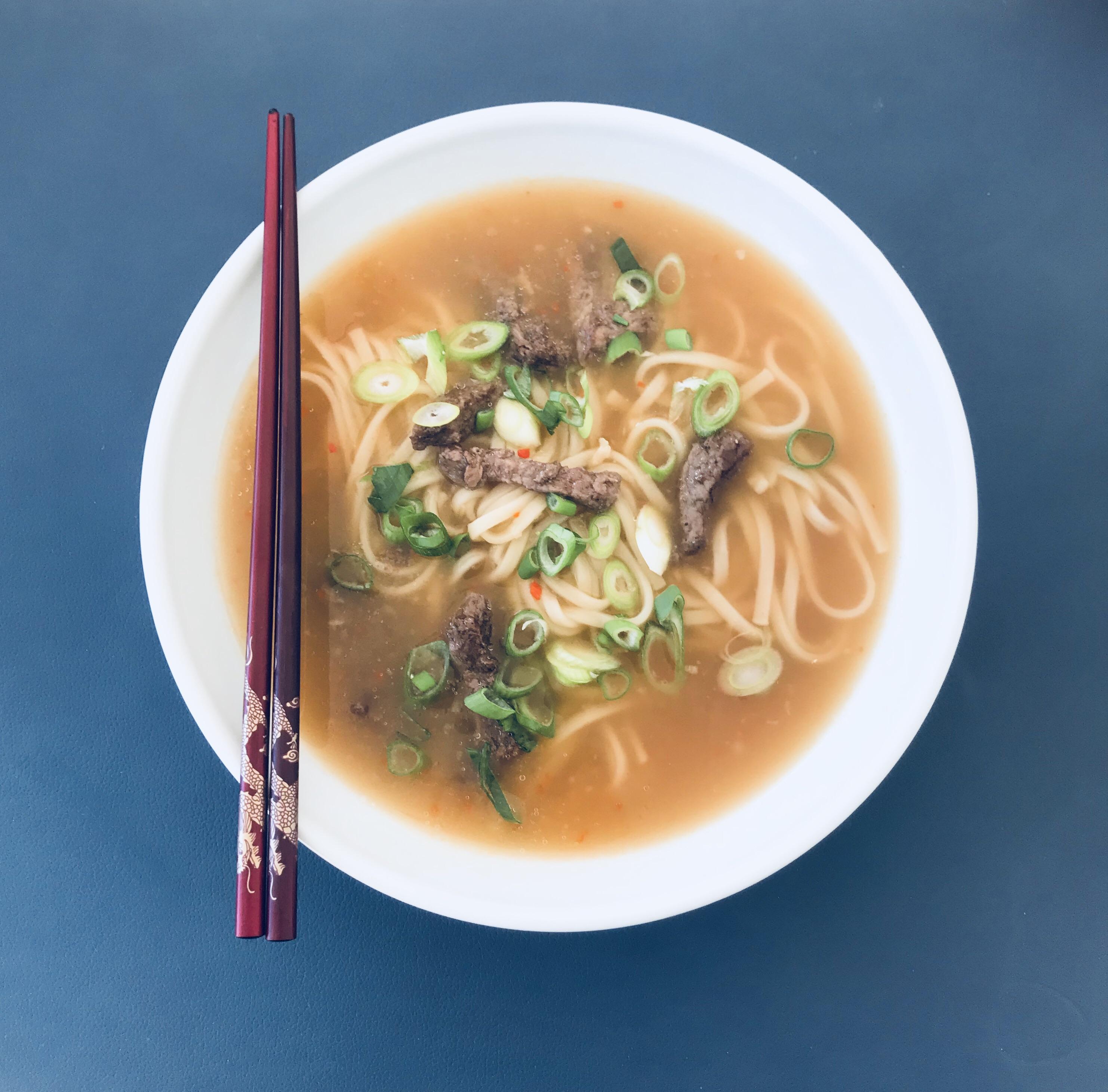 [homemade] Somen in a garlicgingersoy broth, topped with beef, leek