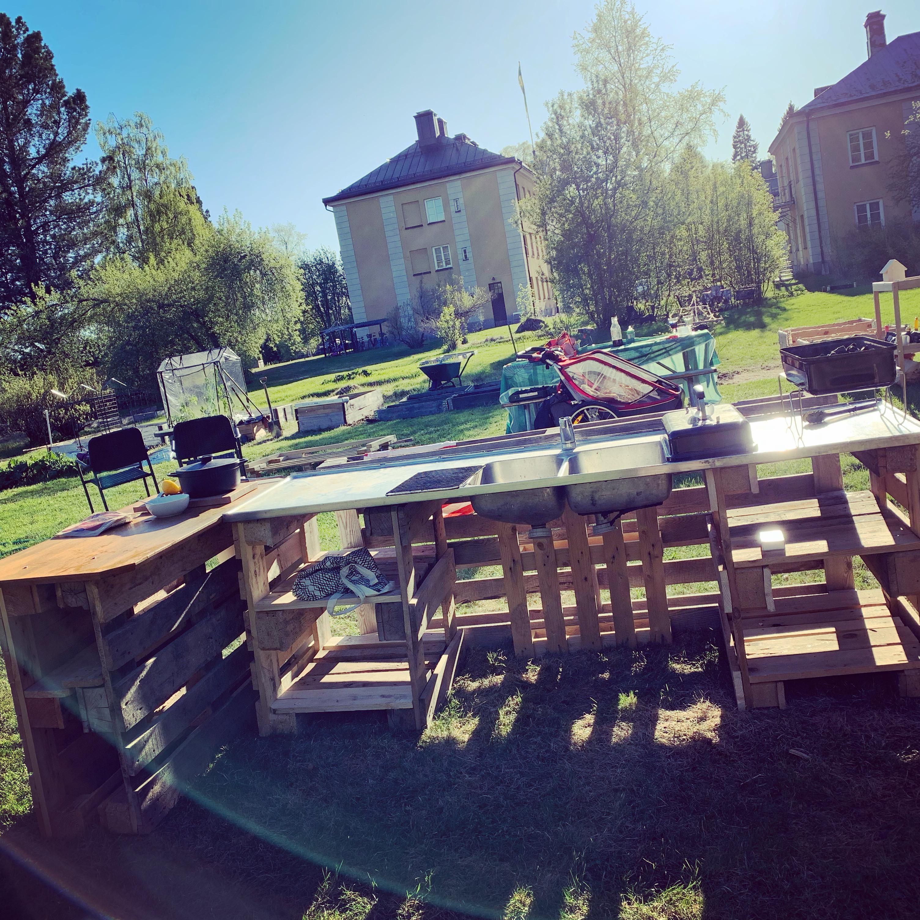 Outdoor kitchen with pallet frame. r/palletfurniture