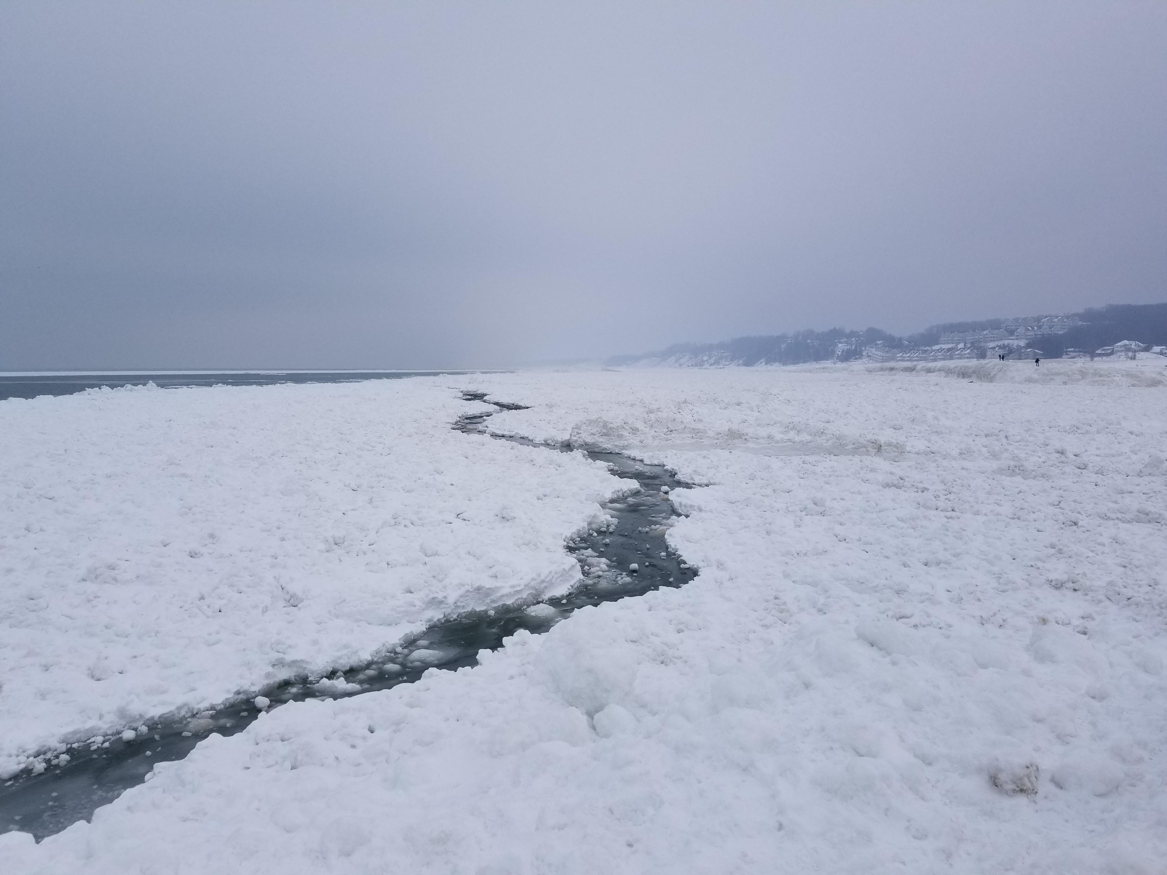 Lake Michigan frozen over [OC] [4032x3024] r/EarthPorn