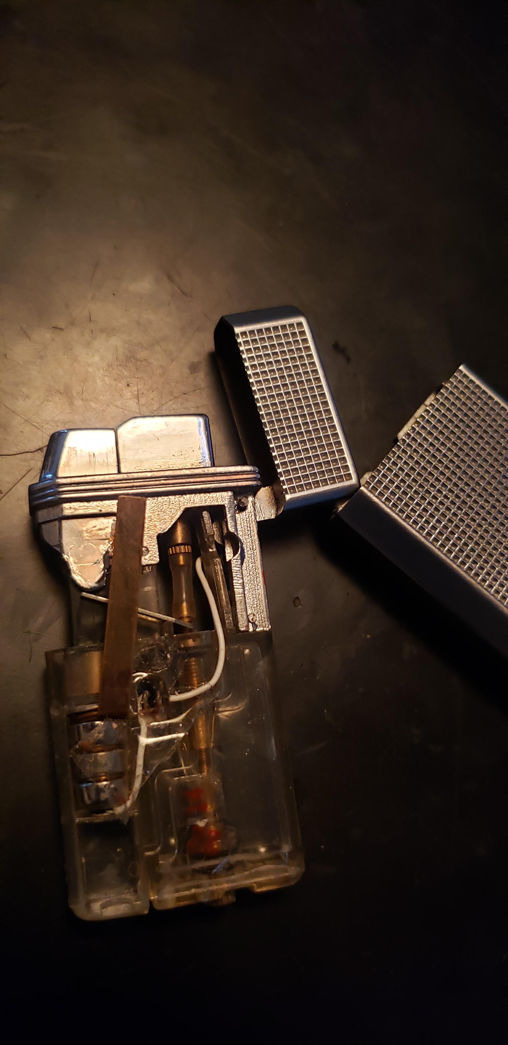 Still working on photos, trying to identify this lighter. The inside