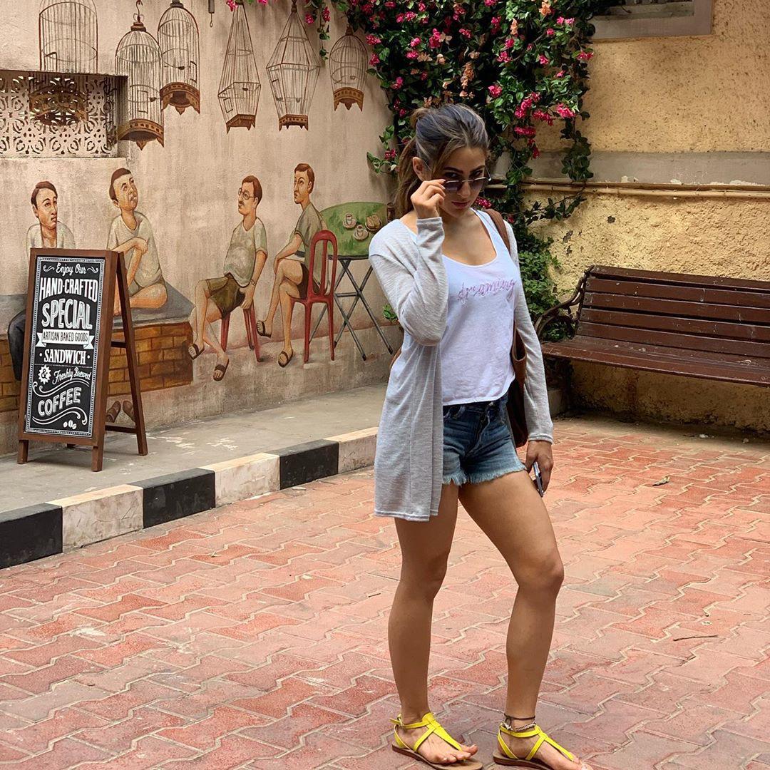 Sara Ali Khan legs 😍 JerkOffToDesiCelebs