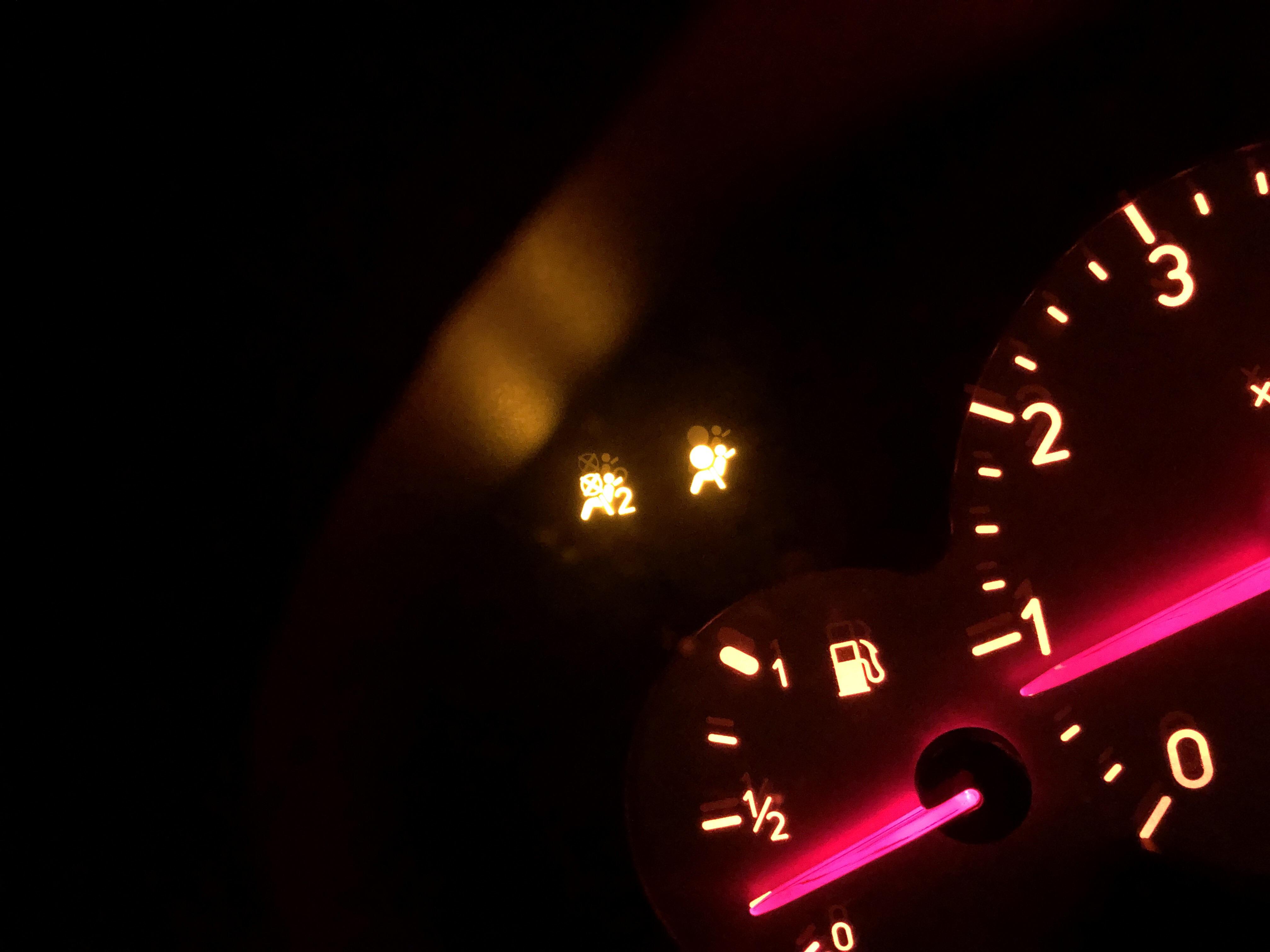 Anyone knows how to turn off these warning lights in my 206 2005? They