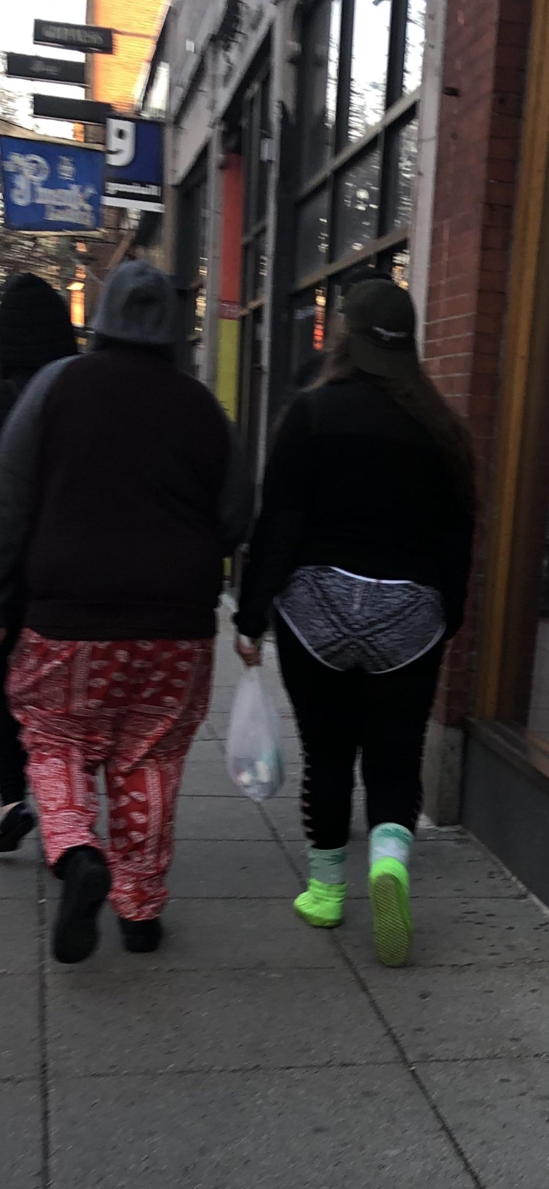 Saw this girl wearing Victoria’s secret underwear OVER her leggings a