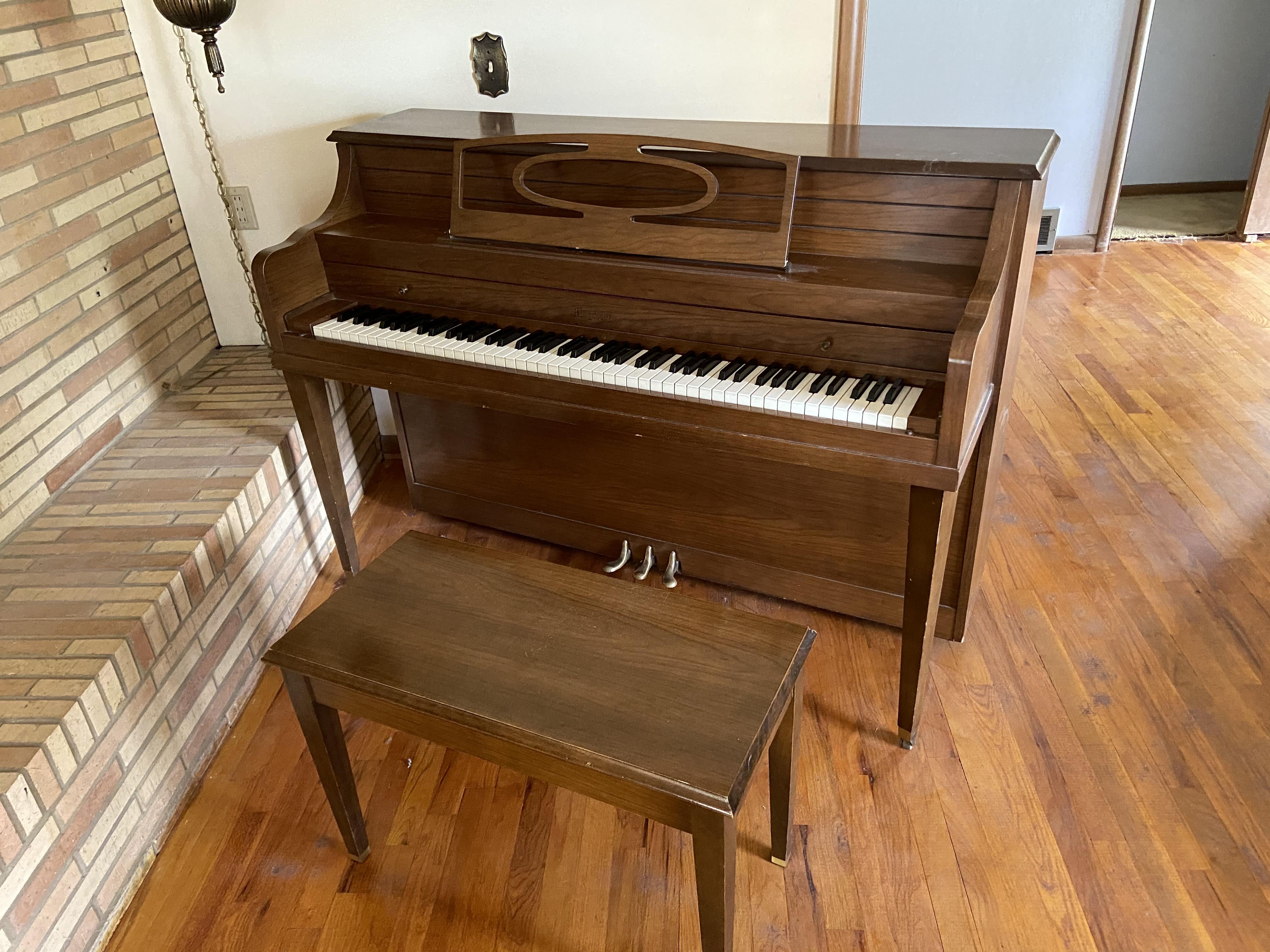 Anyone know what model this piano is and how much it’s worth? all it