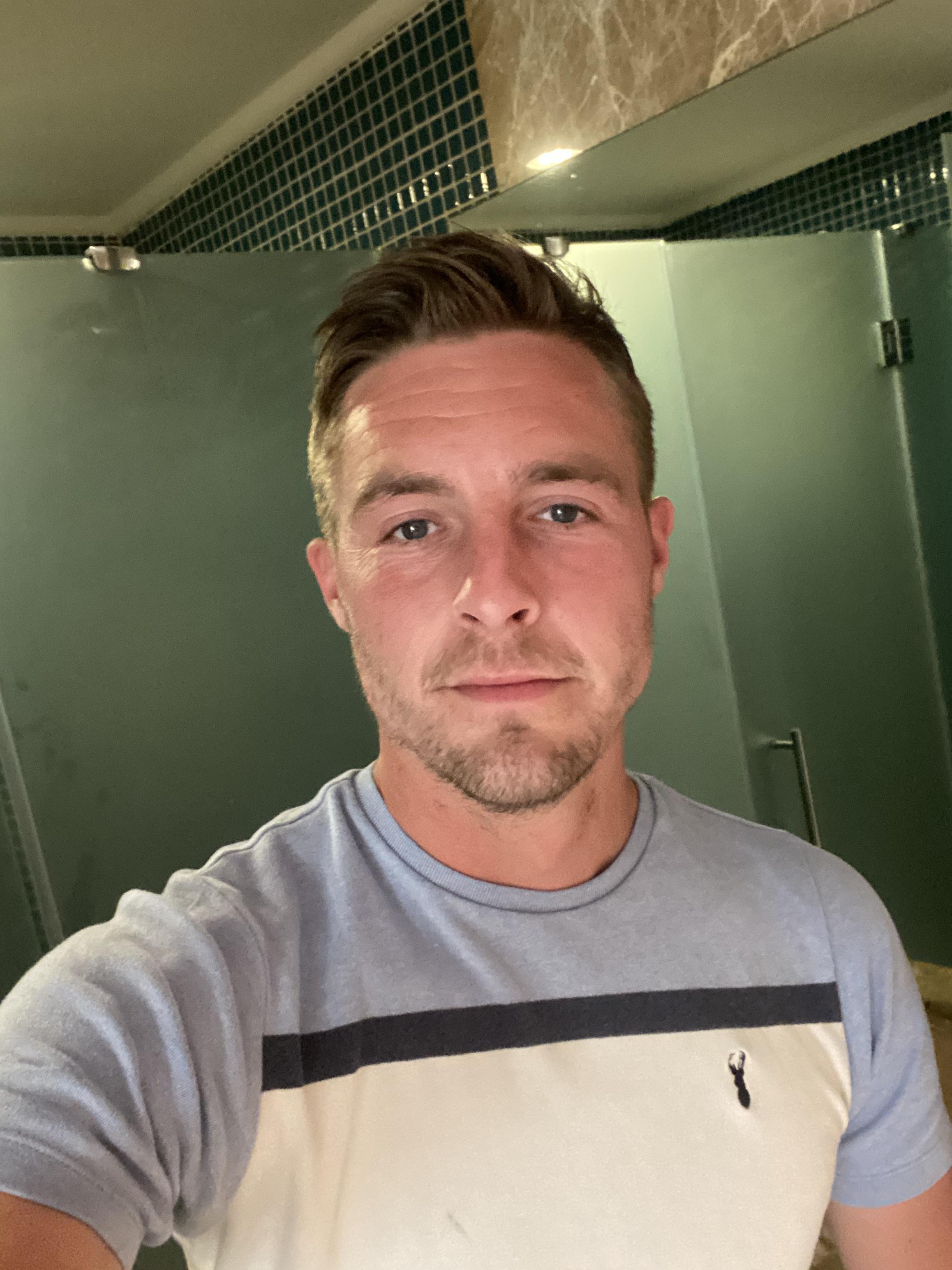 Bathroom selfie 🤳 😂 r/GayRateMe