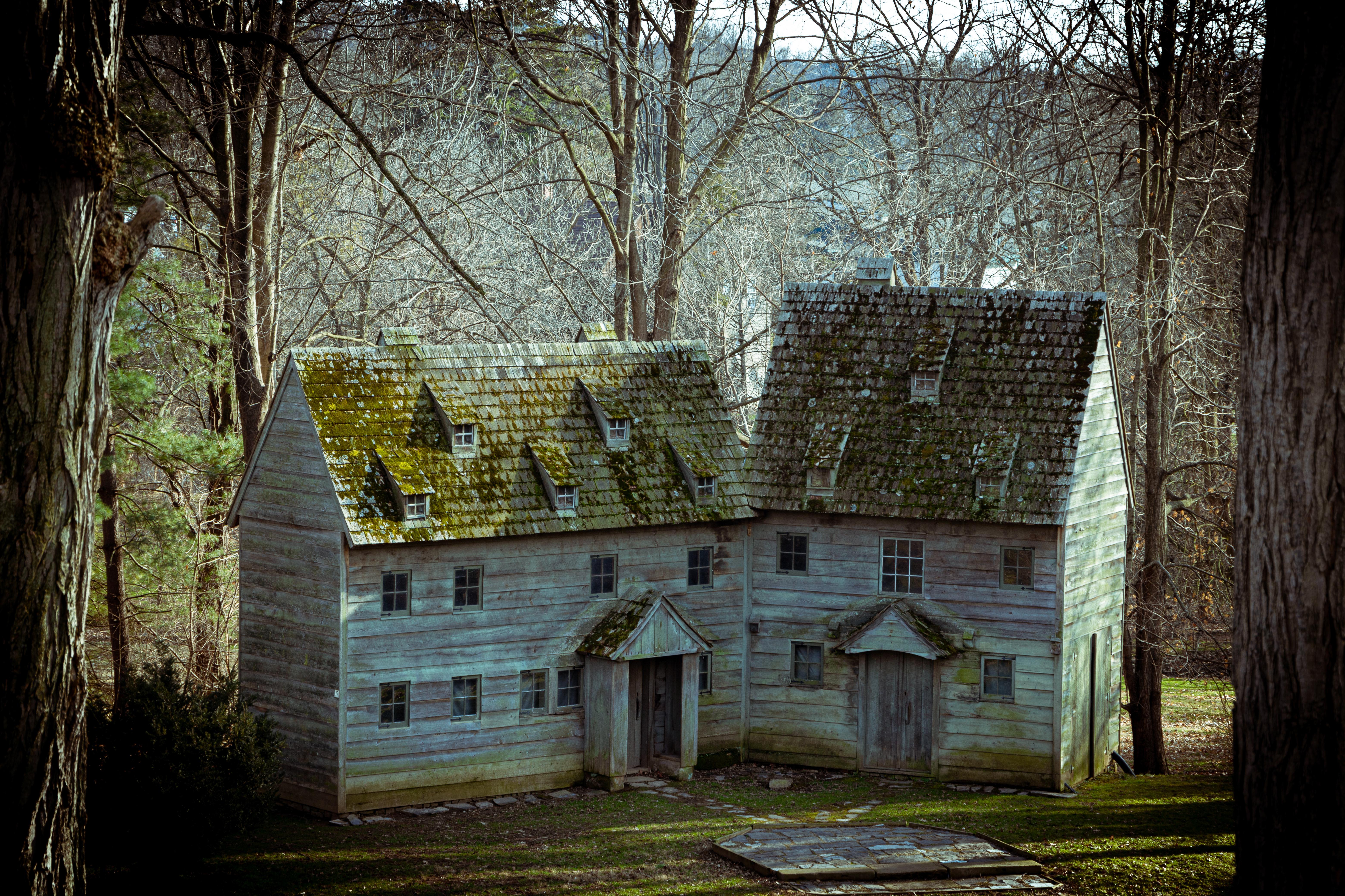 Abandoned old house in Ephrata Cloister, Pennsylvania r/AbandonedPorn