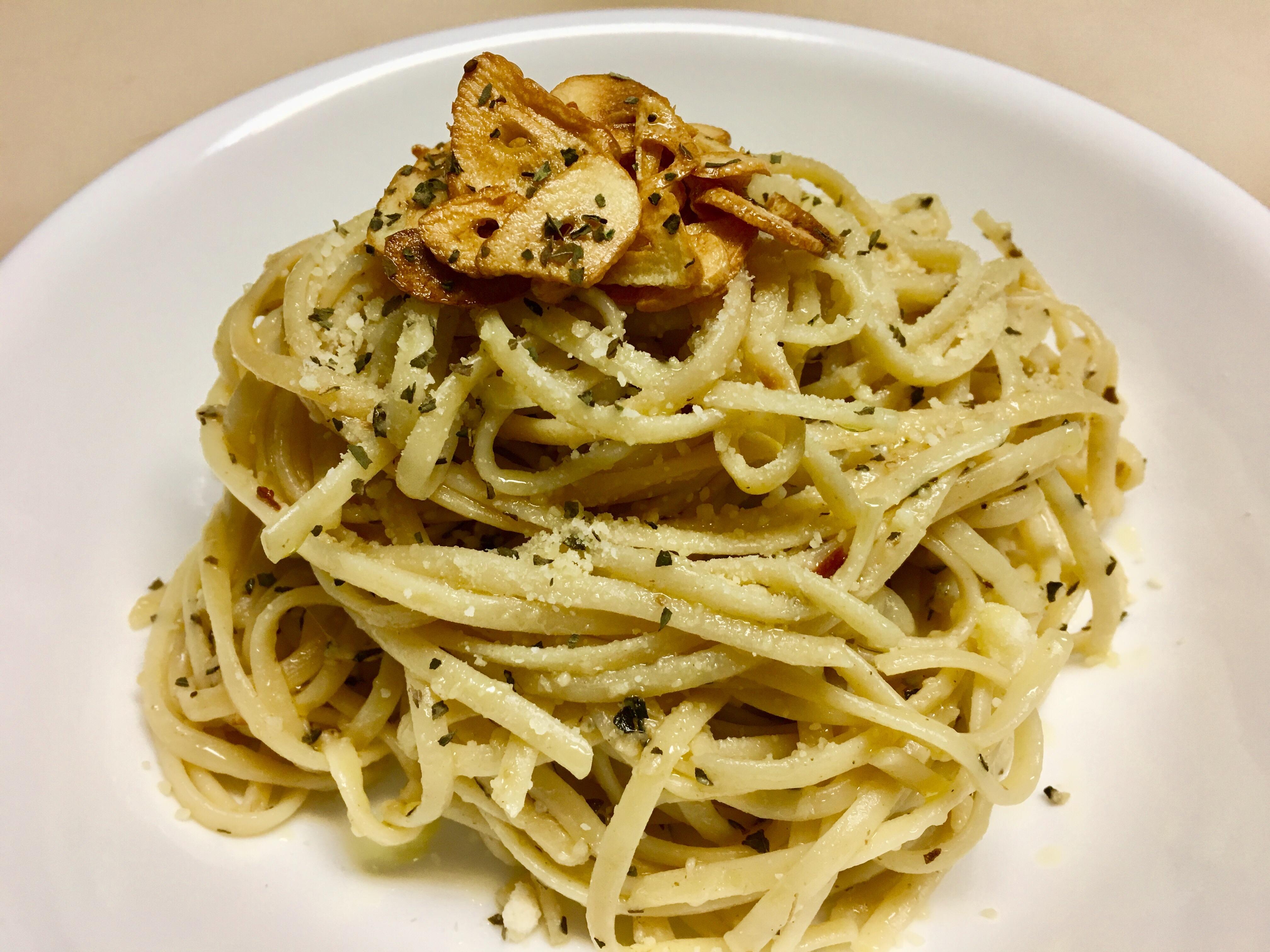 [Homemade] Pasta aglio e olio topped with extra parm, parsley, a little