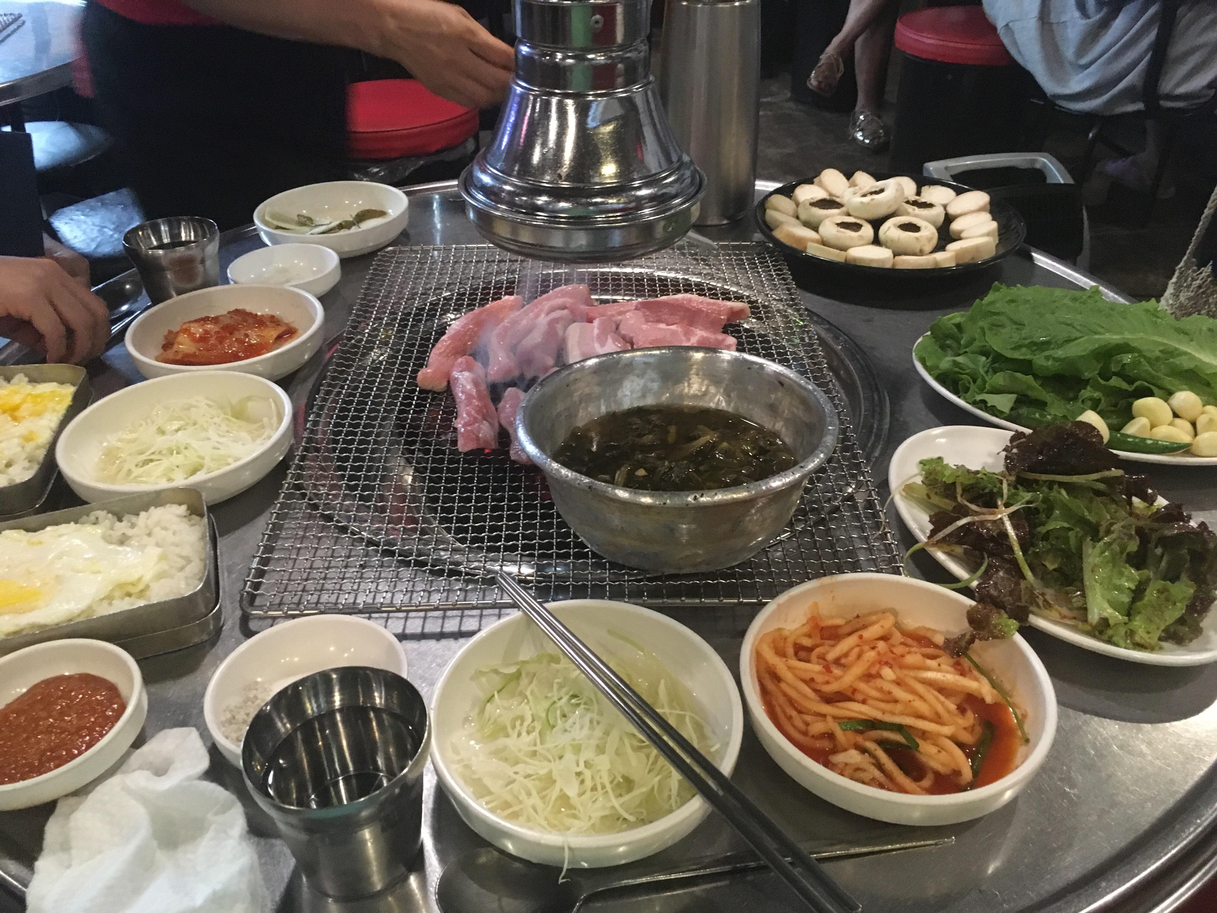 Samgyupsal (Korean BBQ) in Itaewon, Seoul, South Korea r/FoodPorn