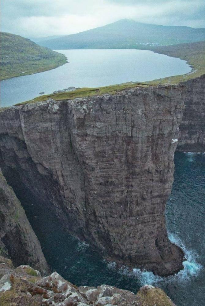 A stunning lake hanging above the ocean! (Faroe Islands) r