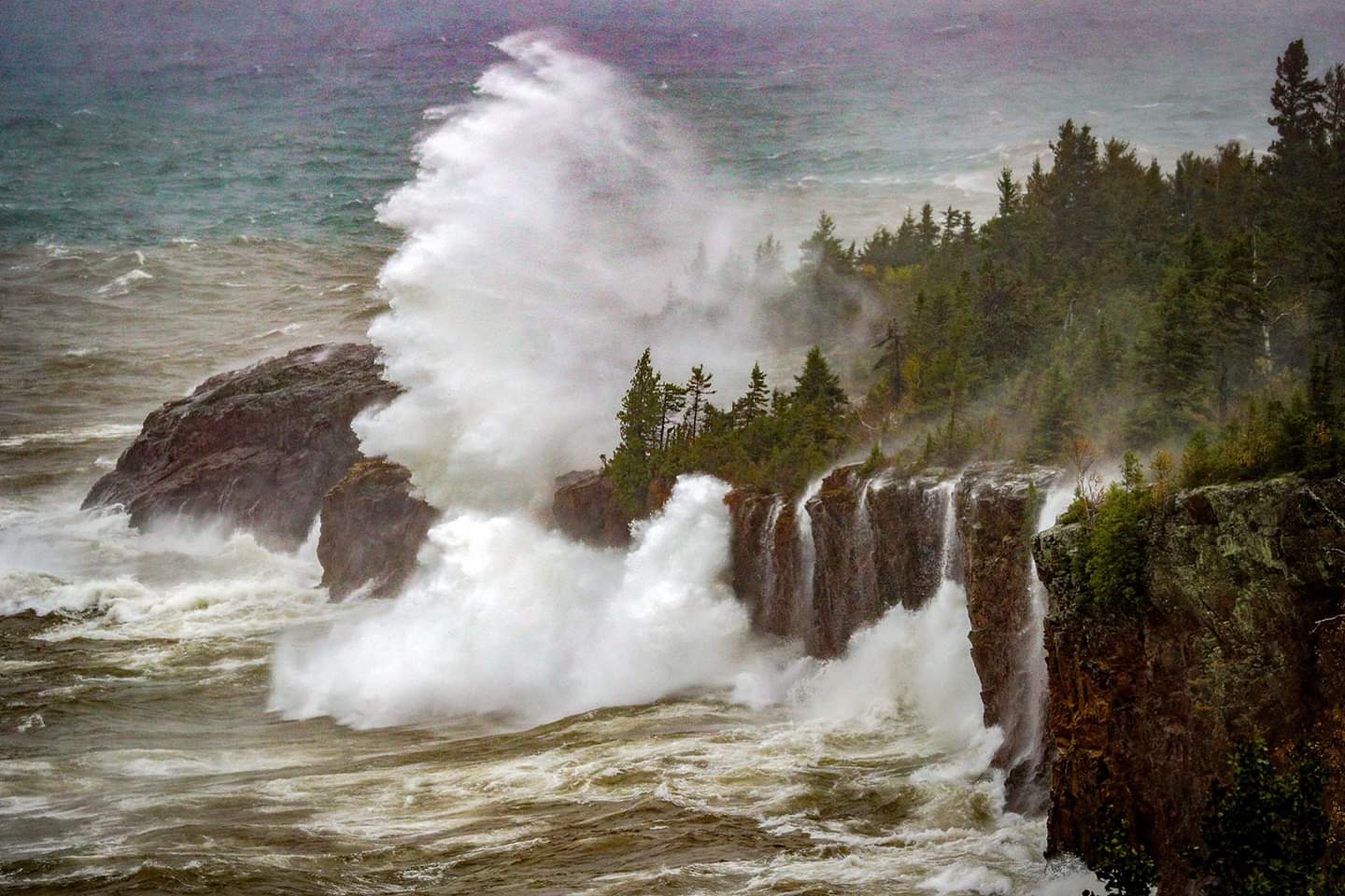 Huge waves on the coast of lake Superior r/Michigan