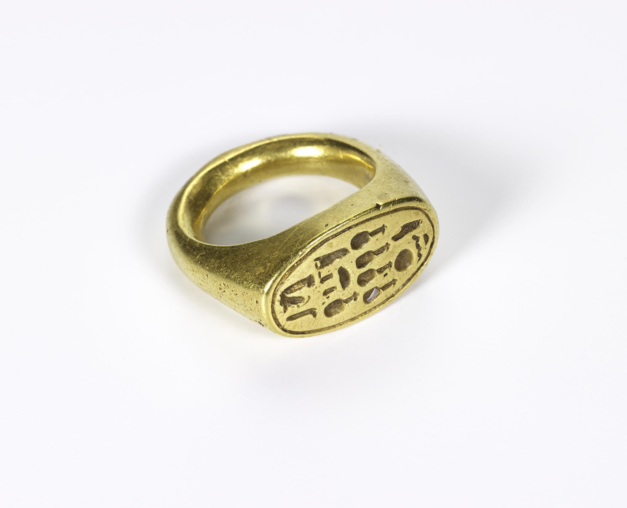 Fingerring of gold, incised on the top with the name of Queen