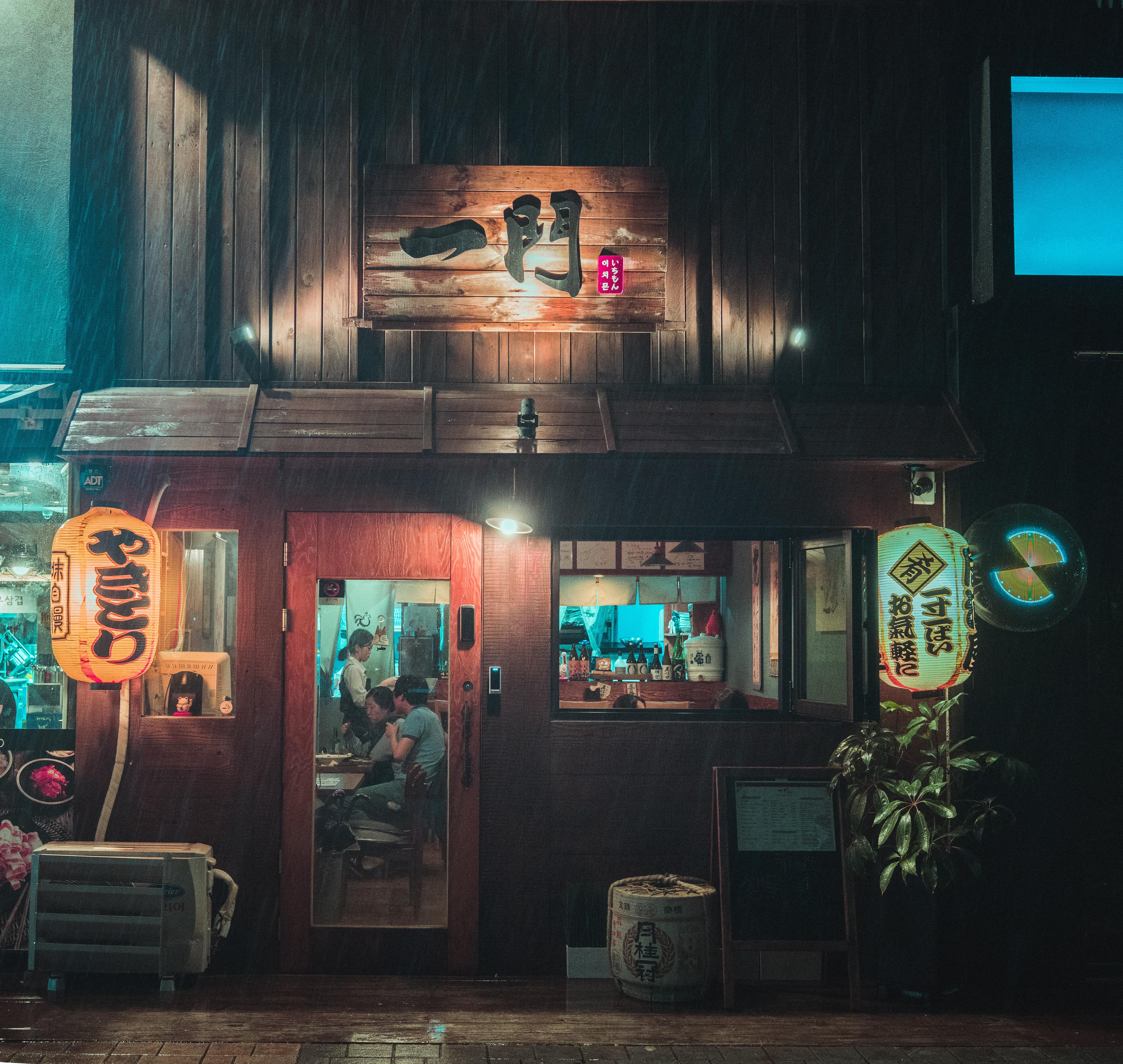 This small restaurant in Japan r/CozyPlaces