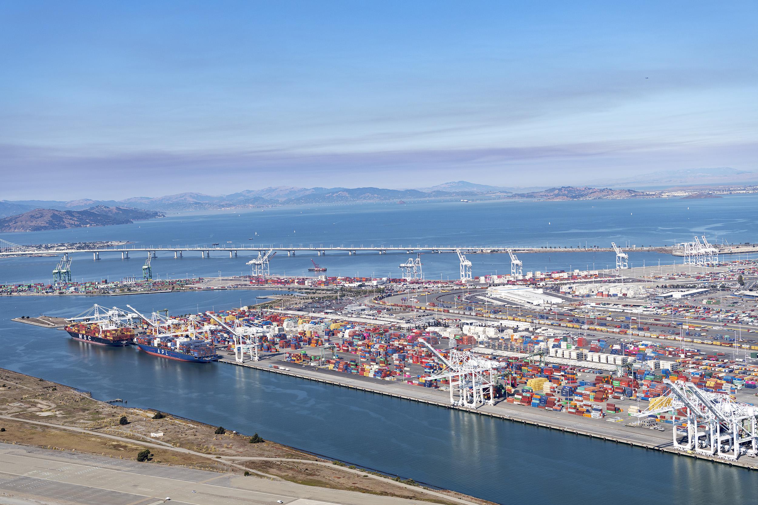 Port Of Oakland, CA [OC][2500 x 1667] r/InfrastructurePorn