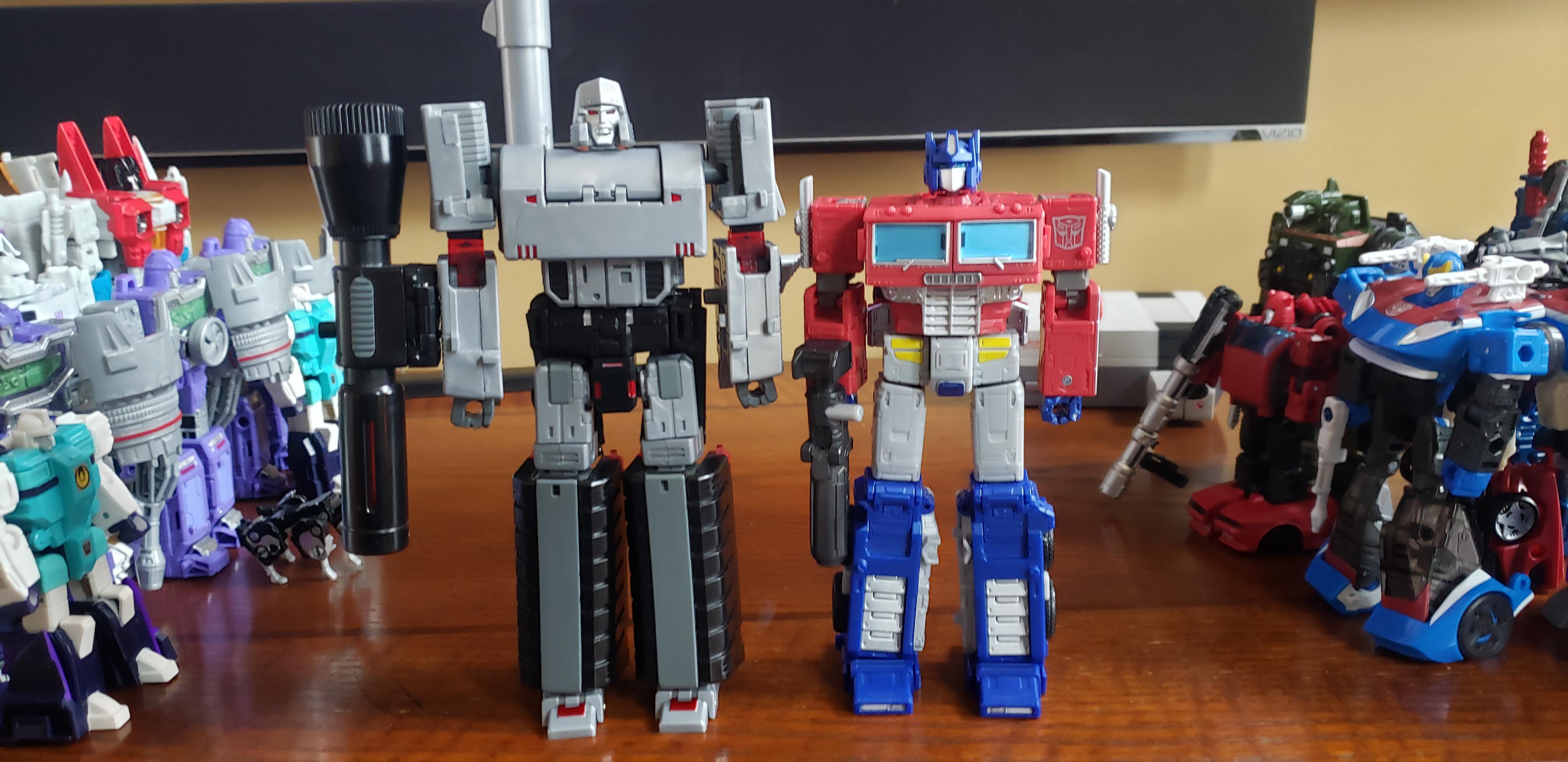 Toyworld Hegemon next to Earthrise Optimus. r/transformers
