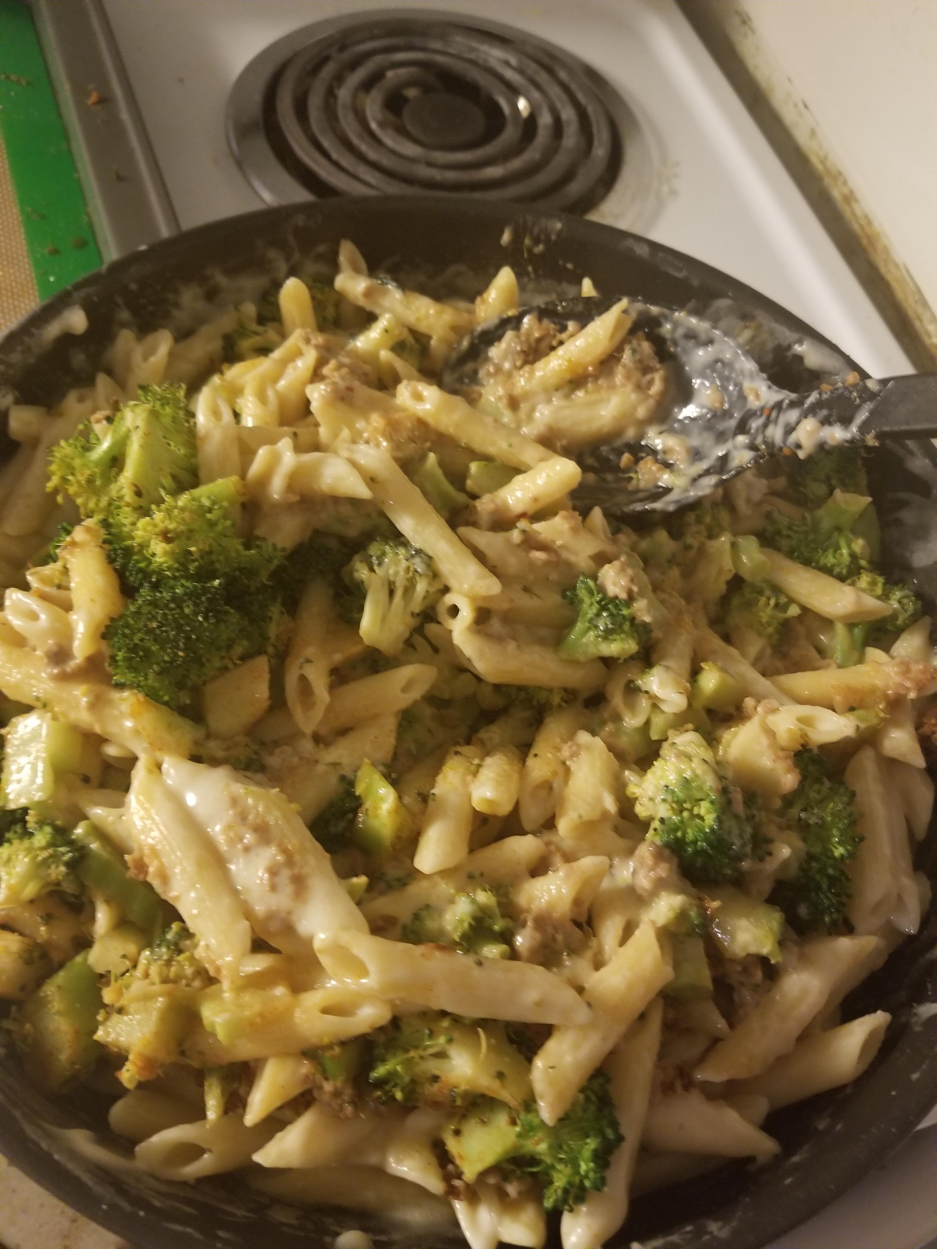 We call this "Aldi Mac" Aldi vegan mozz, Aldi vegan cream cheese, coconut milk, broccoli, and
