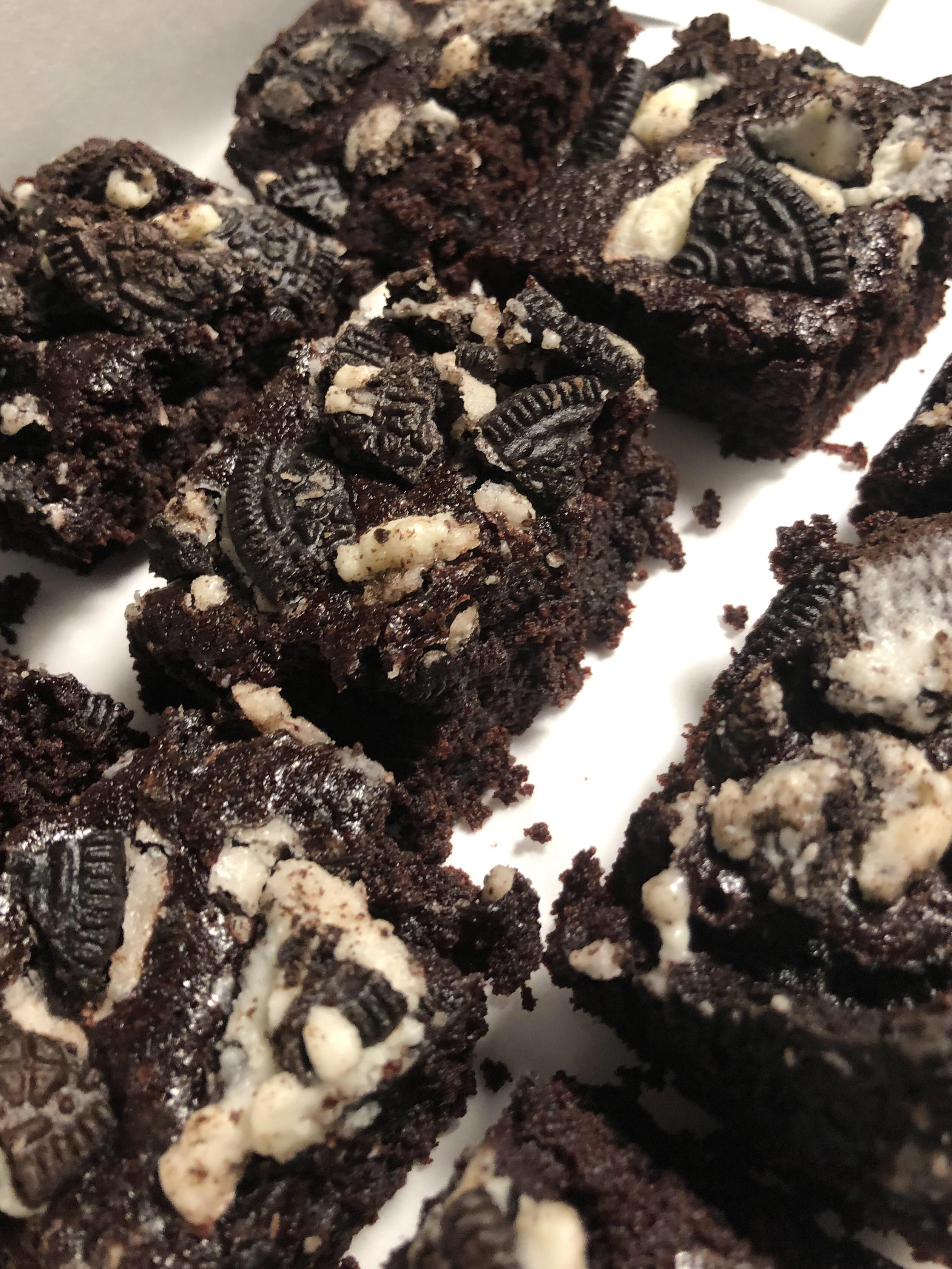 Vegan Oreo Brownies—so chocolatey and moist! r/dessert