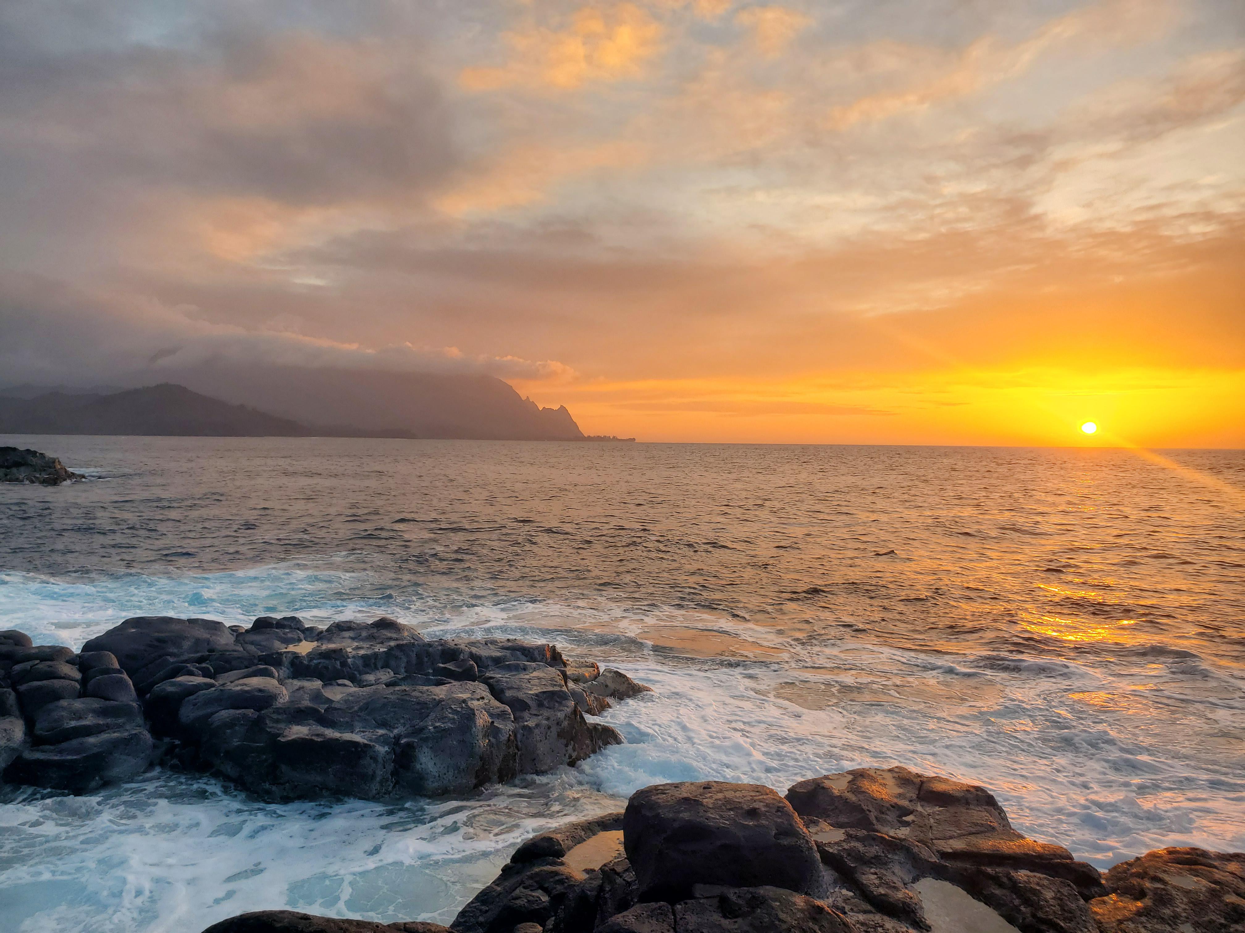 [OC] A picture I took of the sunset at Queen's Bath, Kauai. r/pics