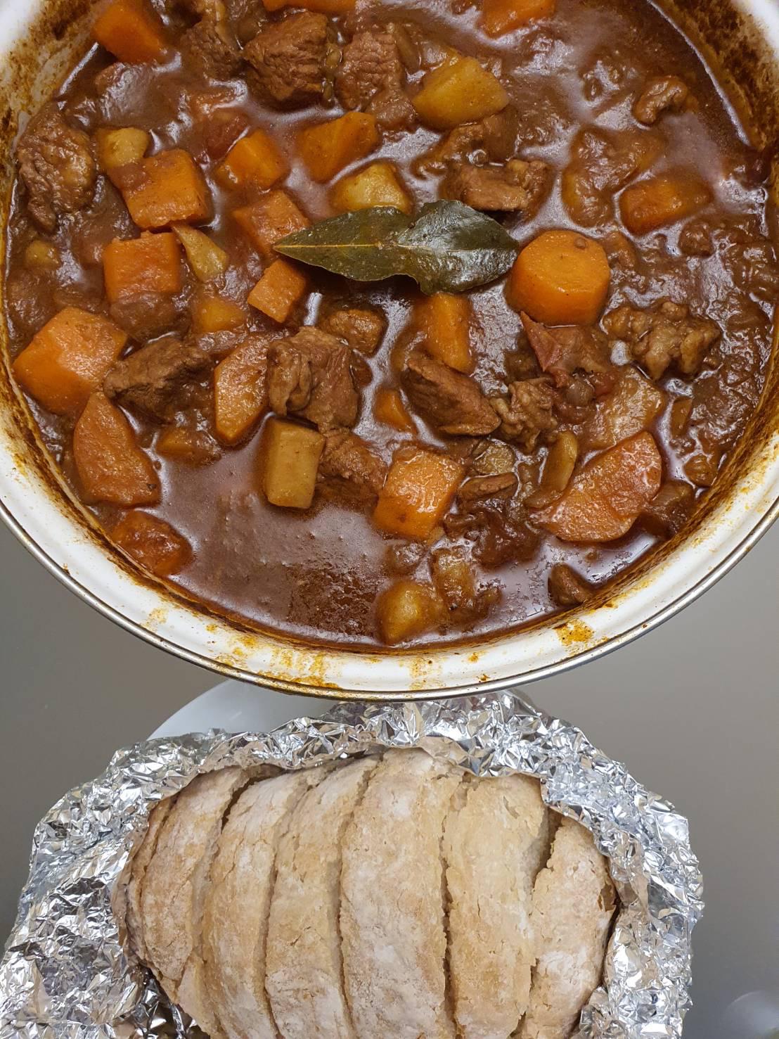 [Homemade] Hungarian goulash and ciabatta r/food