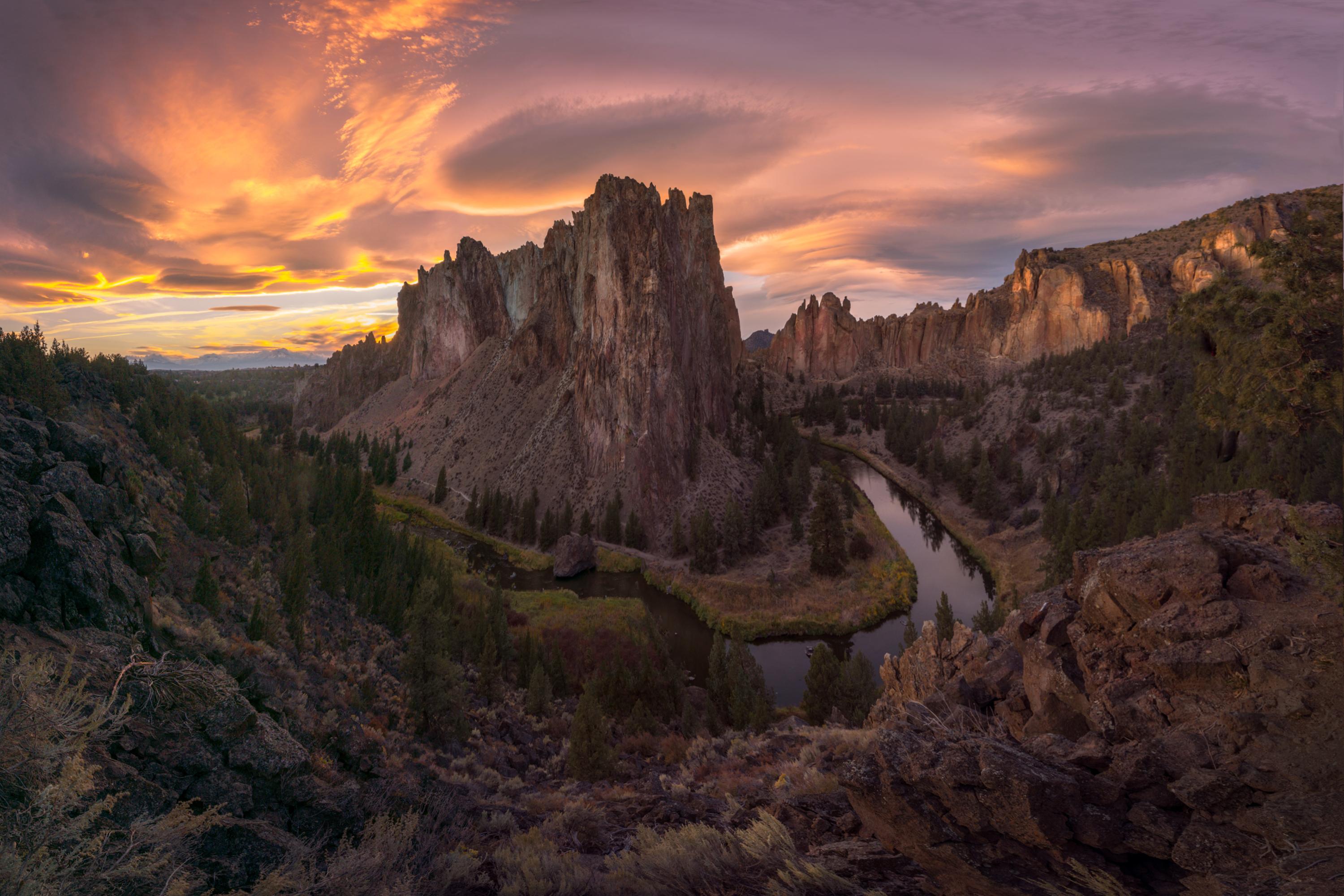 Smith Rock in Terrebonne, Oregon USA [OC][3,000 x 2,000] r/EarthPorn